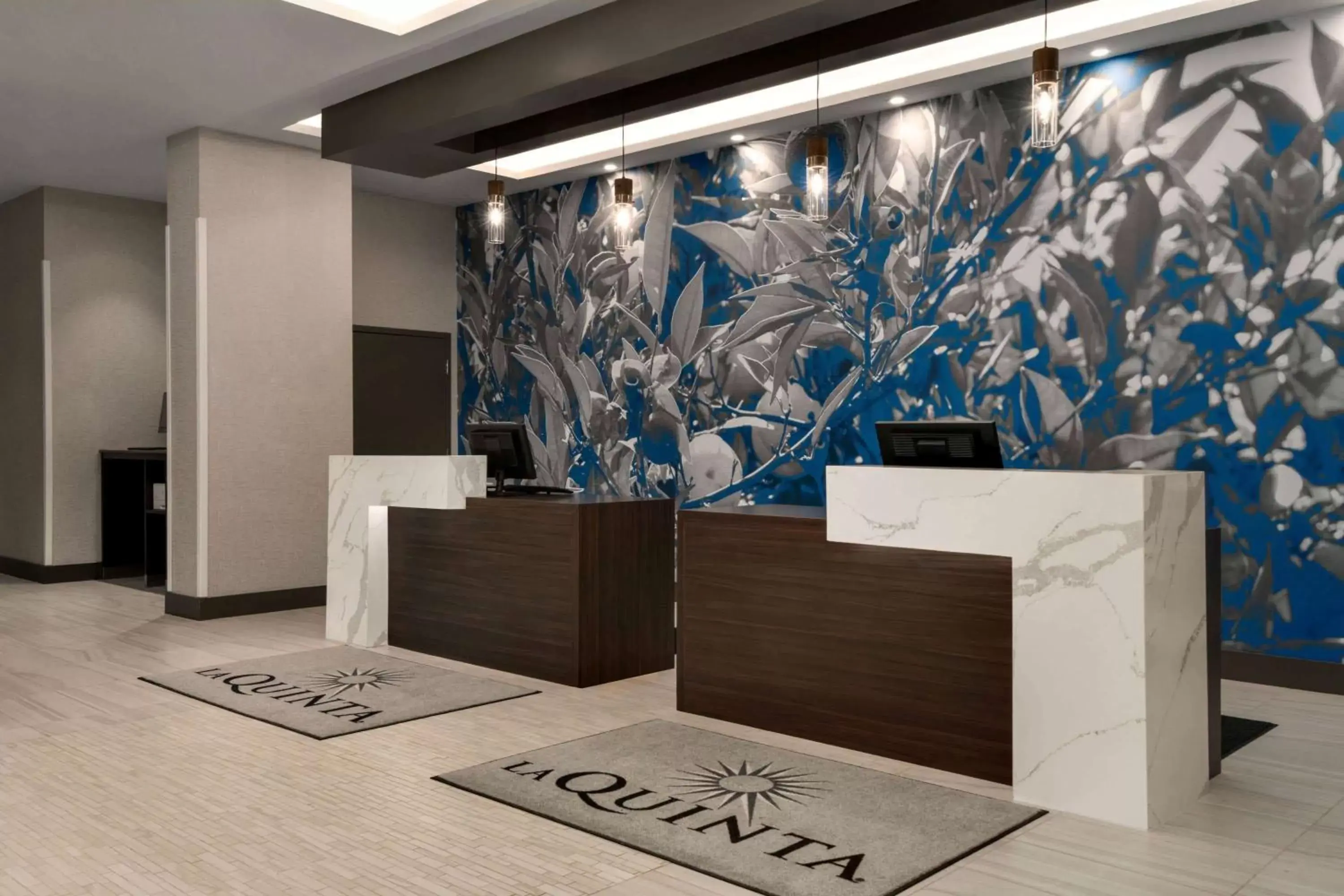 Lobby or reception in La Quinta Inn & Suites by Wyndham Orlando I-Drive Theme Parks Lobby or reception in La Quinta Inn & Suites by Wyndham Orlando I-Drive Theme Parks
