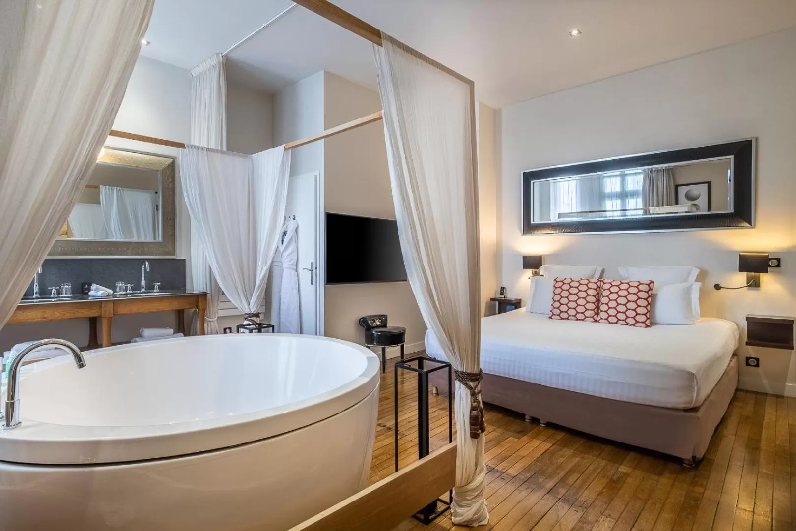Photo of the whole room, Bed in Le Boutique Hotel & Spa