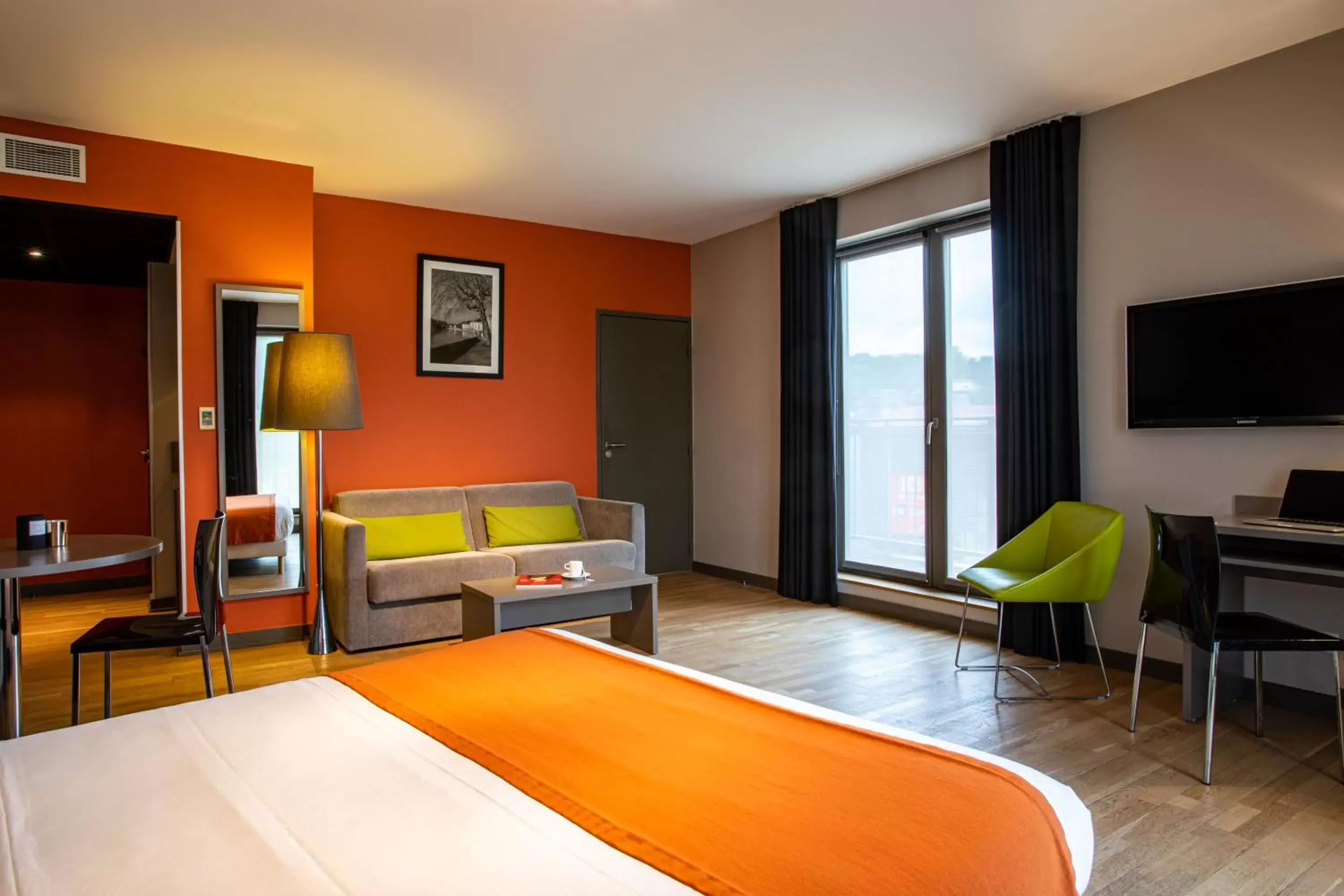 TV and multimedia, Bed in Adonis Lyon Dock Ouest TV and multimedia, Bed in Adonis Lyon Dock Ouest