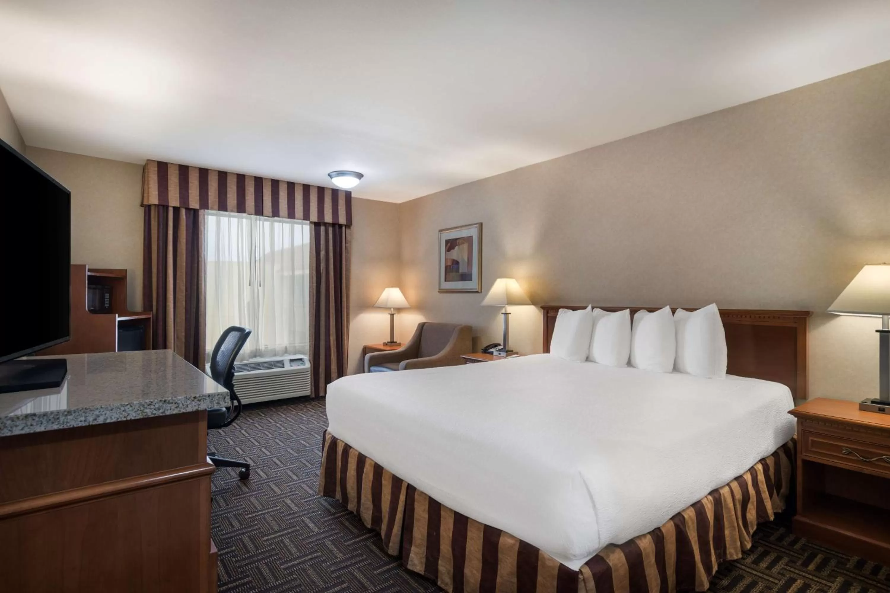 Bedroom, Bed in Best Western Norwalk Inn