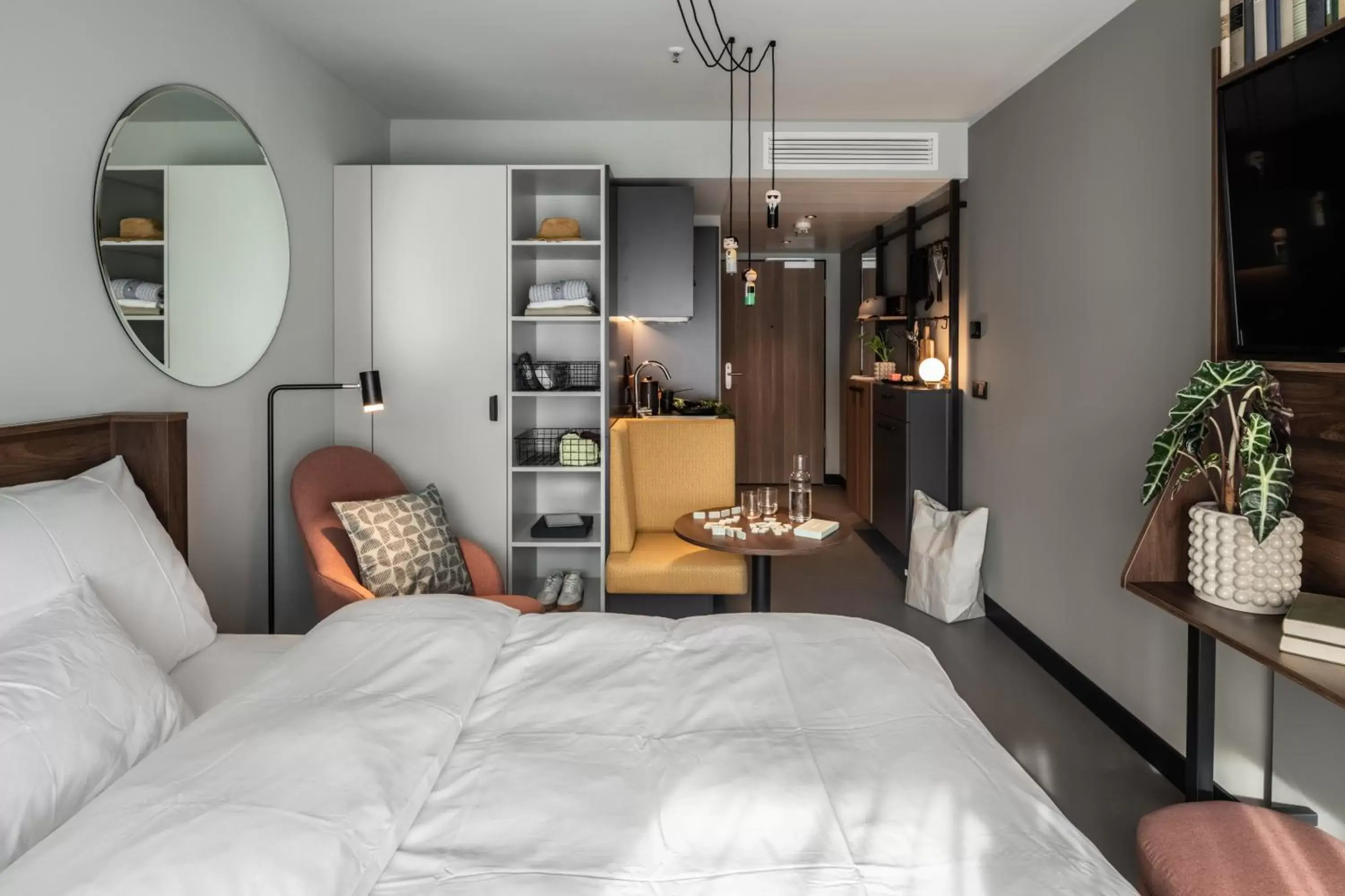 Kitchen or kitchenette, Bed in Revo Munich Kitchen or kitchenette, Bed in Revo Munich