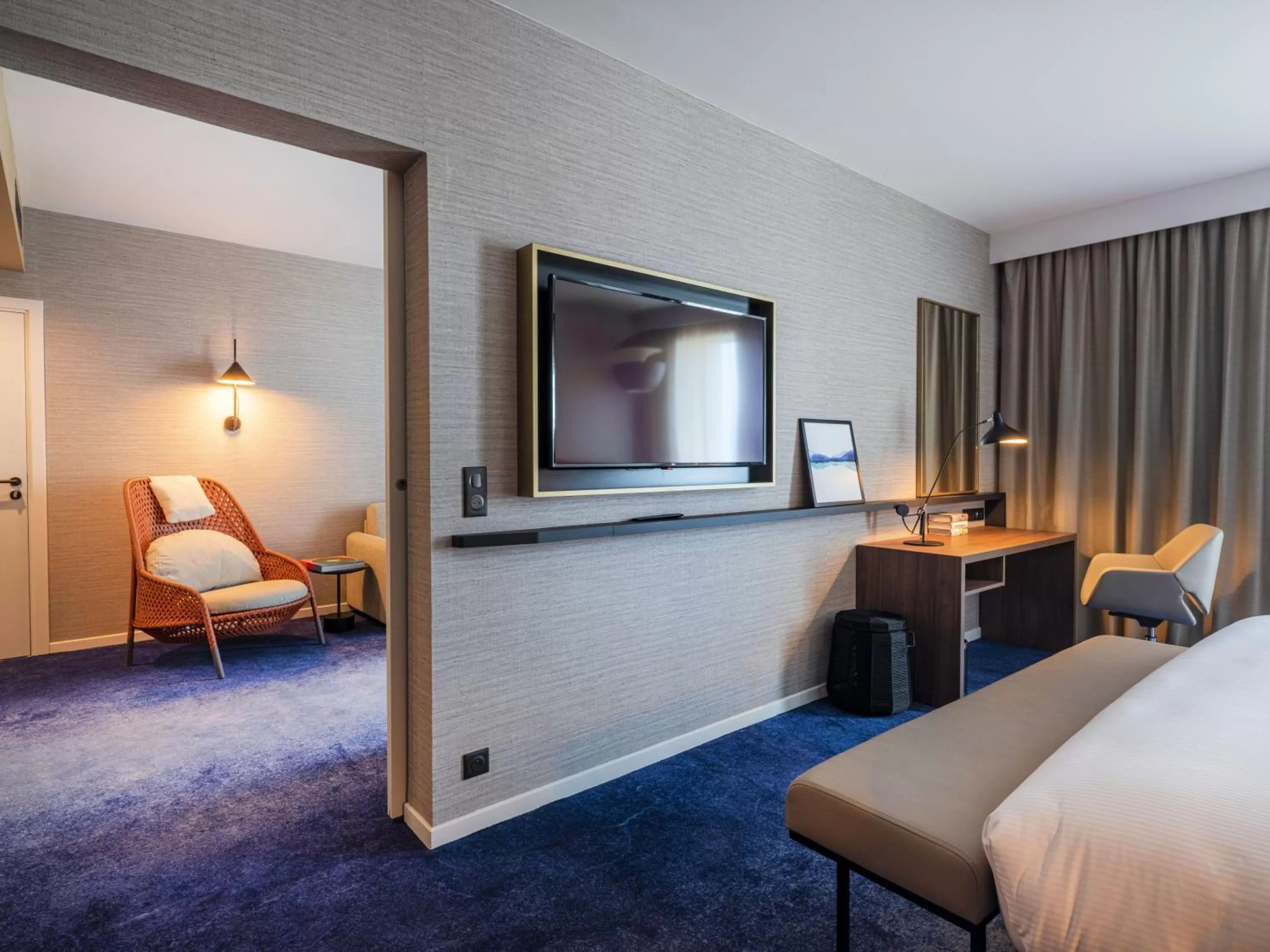 Seating area, Bed in Crowne Plaza - Nice - Grand Arenas by IHG