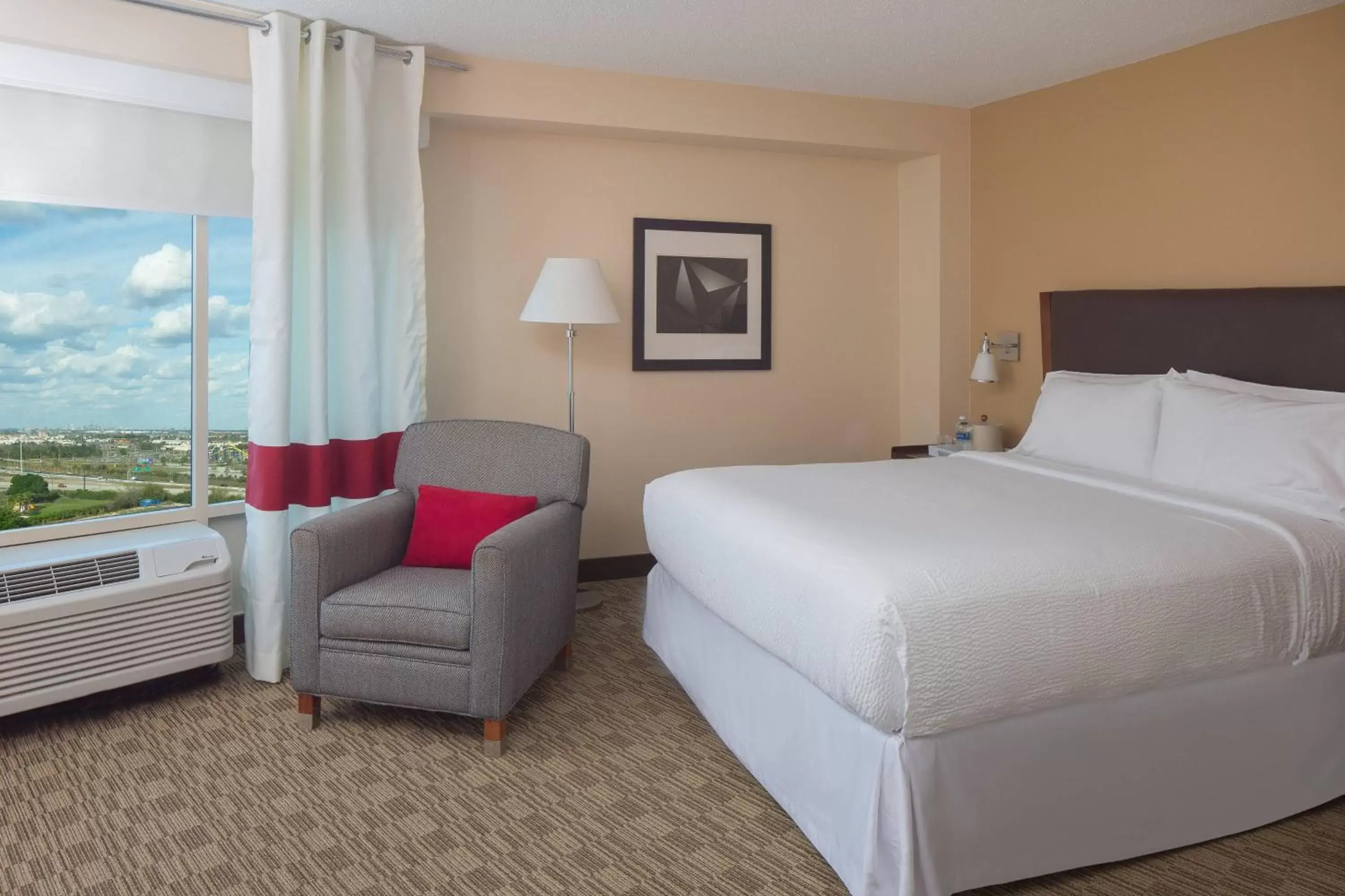 Photo of the whole room, Bed in Four Points by Sheraton Orlando International Drive Photo of the whole room, Bed in Four Points by Sheraton Orlando International Drive