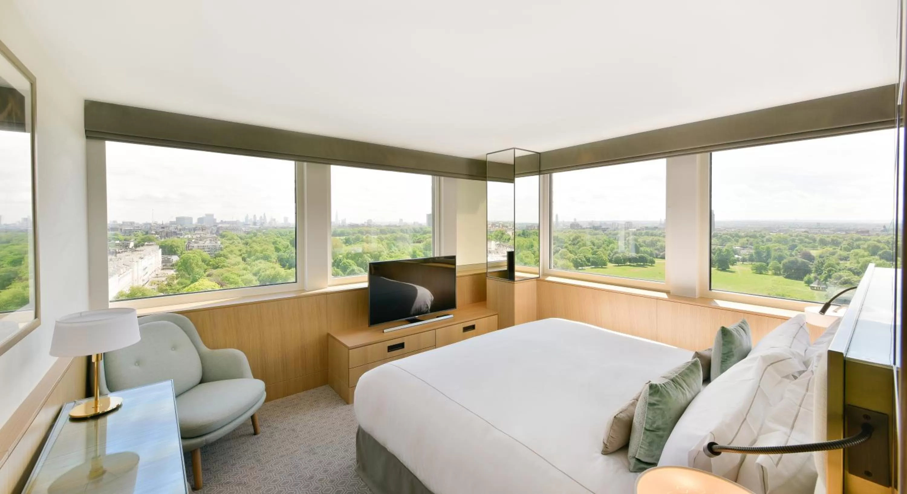 View (from property/room), Bed in Royal Lancaster London