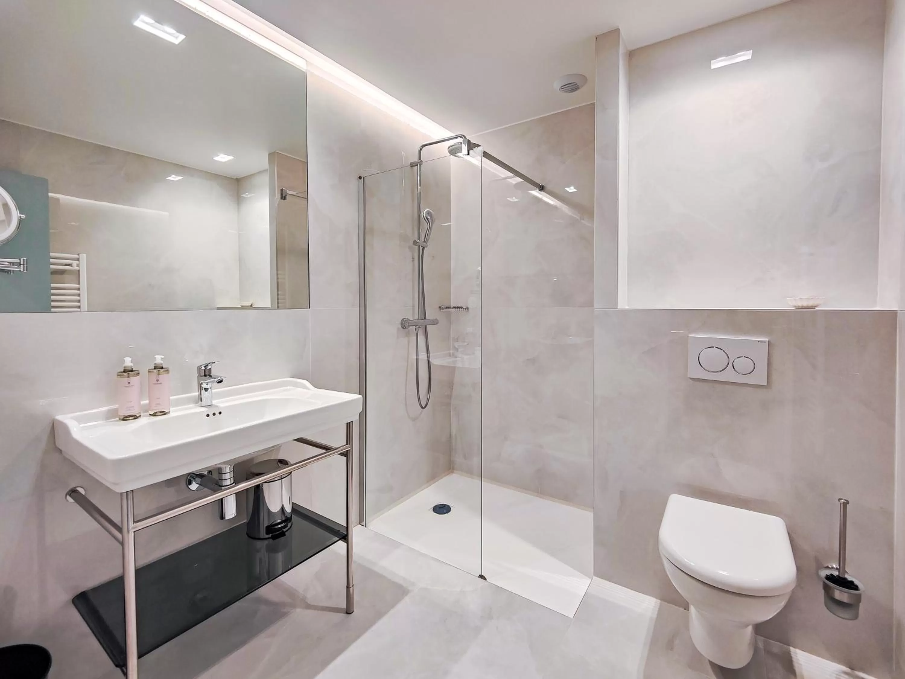 Bathroom in Hotel Aparthotel AMMI Nice Lafayette