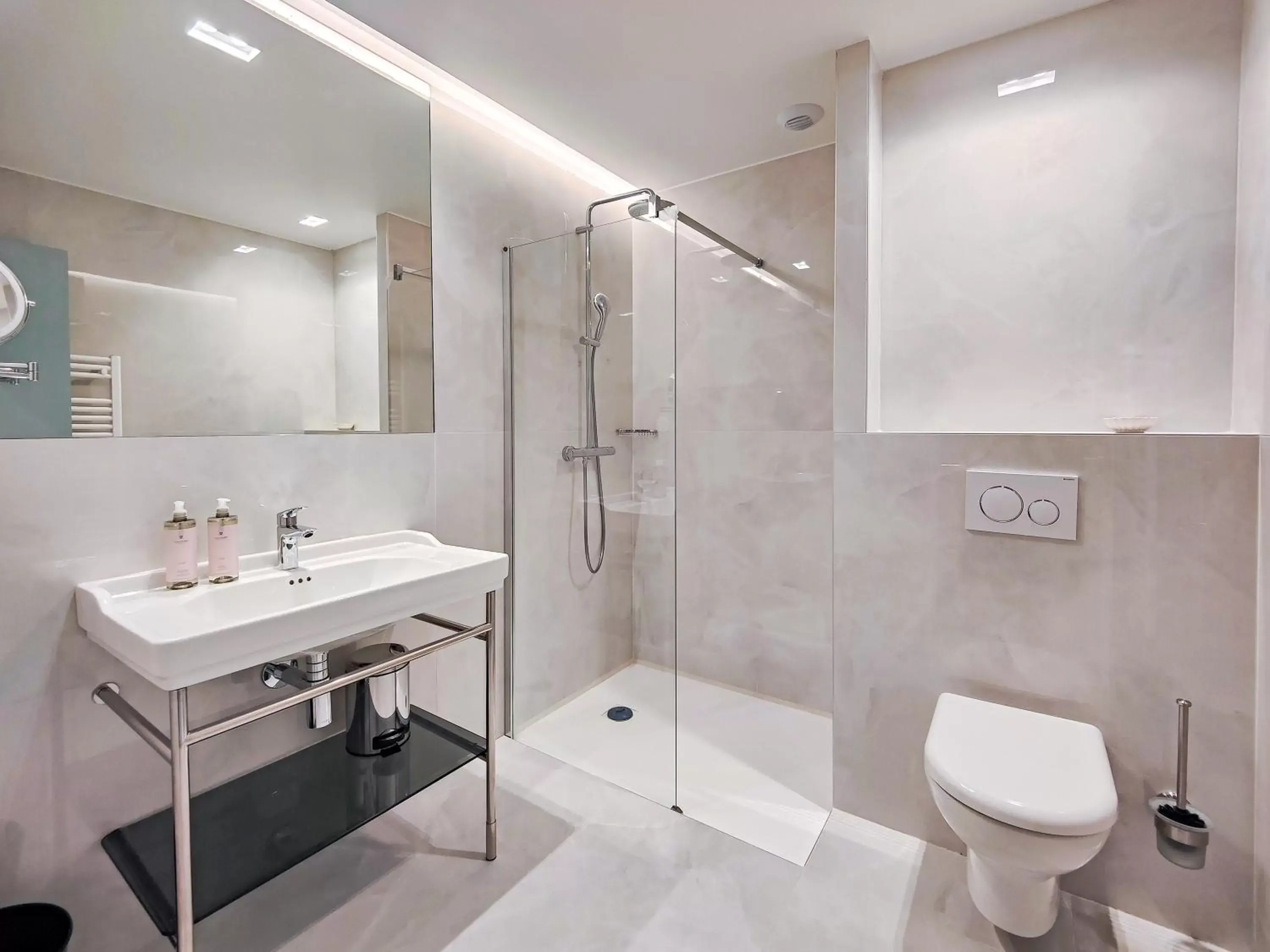 Bathroom in Hotel Aparthotel AMMI Nice Lafayette Bathroom in Hotel Aparthotel AMMI Nice Lafayette