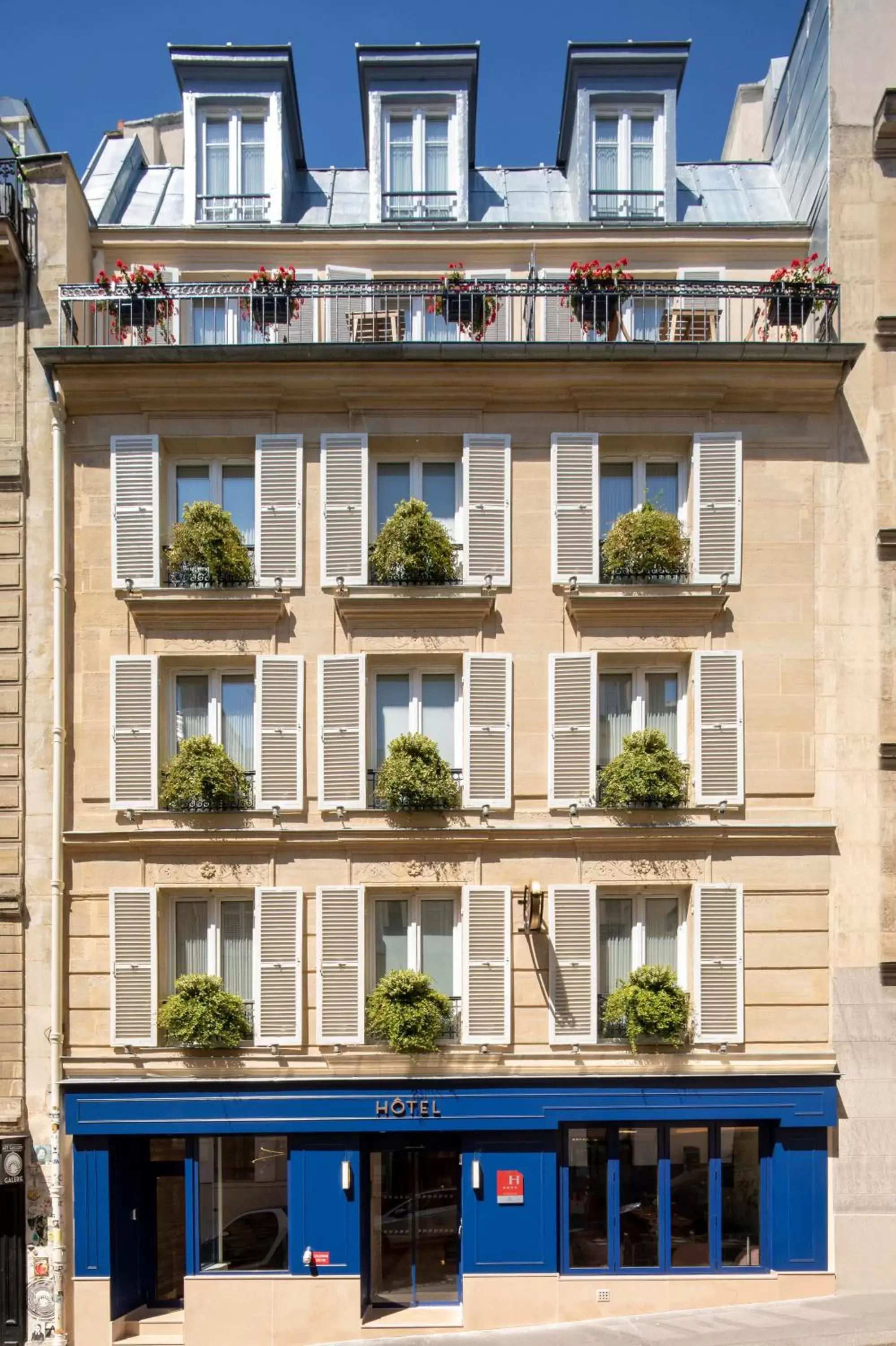 Property building in Hôtel des Arts Montmartre Property building in Hôtel des Arts Montmartre