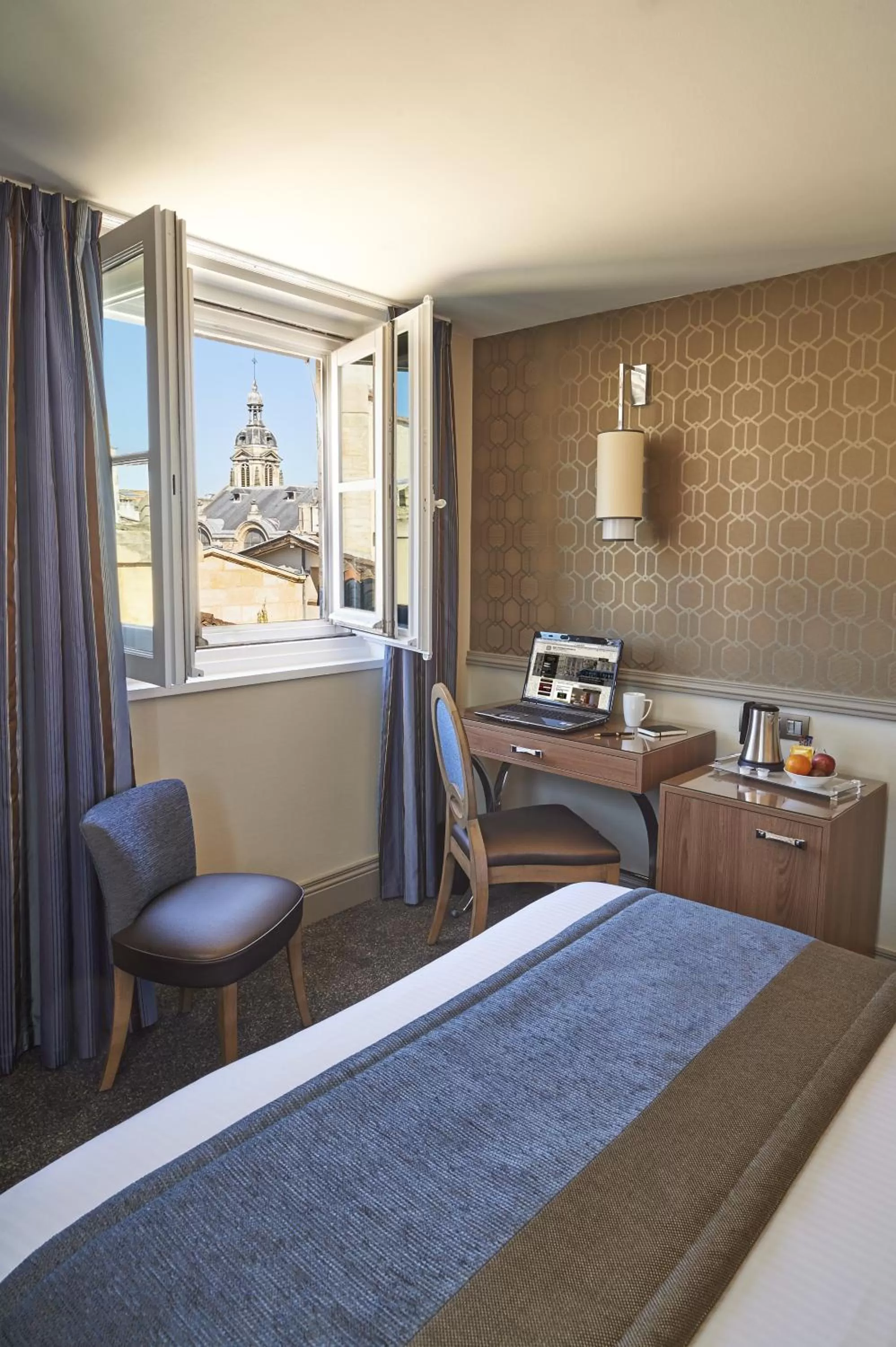 Photo of the whole room, Bed in Best Western Premier HBEO Bordeaux Centre