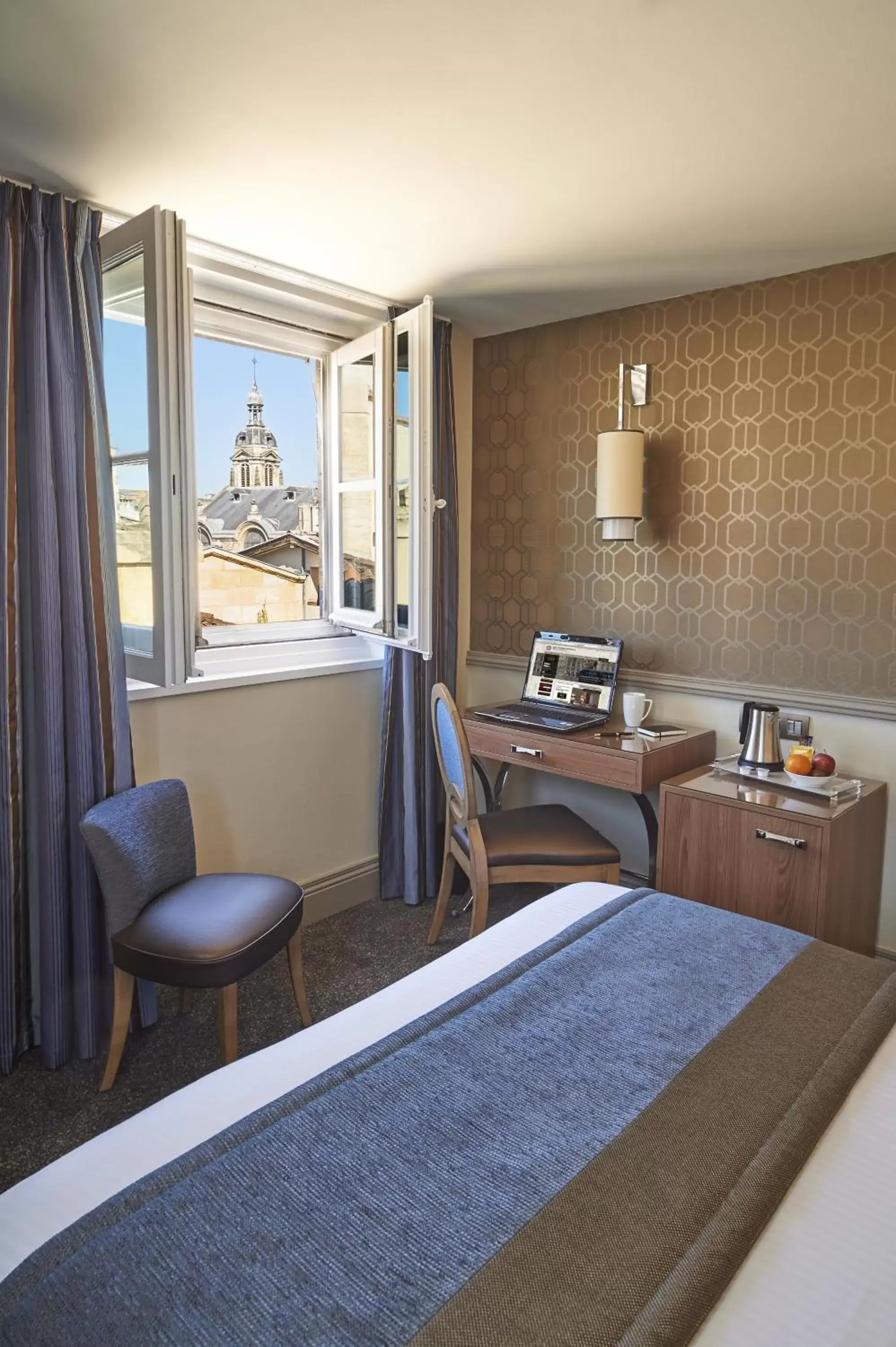 Photo of the whole room, Bed in Best Western Premier HBEO Bordeaux Centre Photo of the whole room, Bed in Best Western Premier HBEO Bordeaux Centre