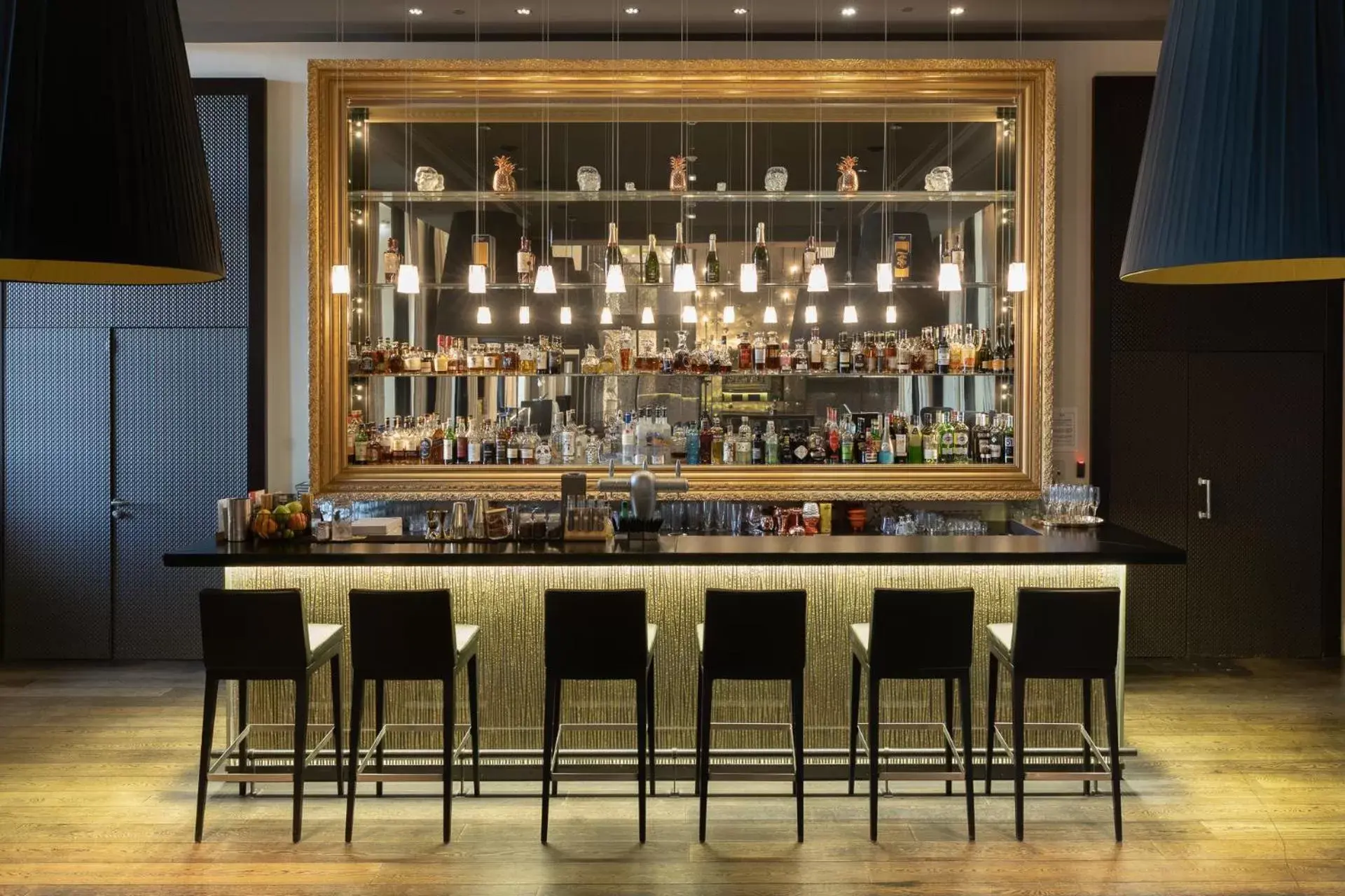Lounge or bar in InterContinental Marseille - Hotel Dieu by IHG Lounge or bar in InterContinental Marseille - Hotel Dieu by IHG
