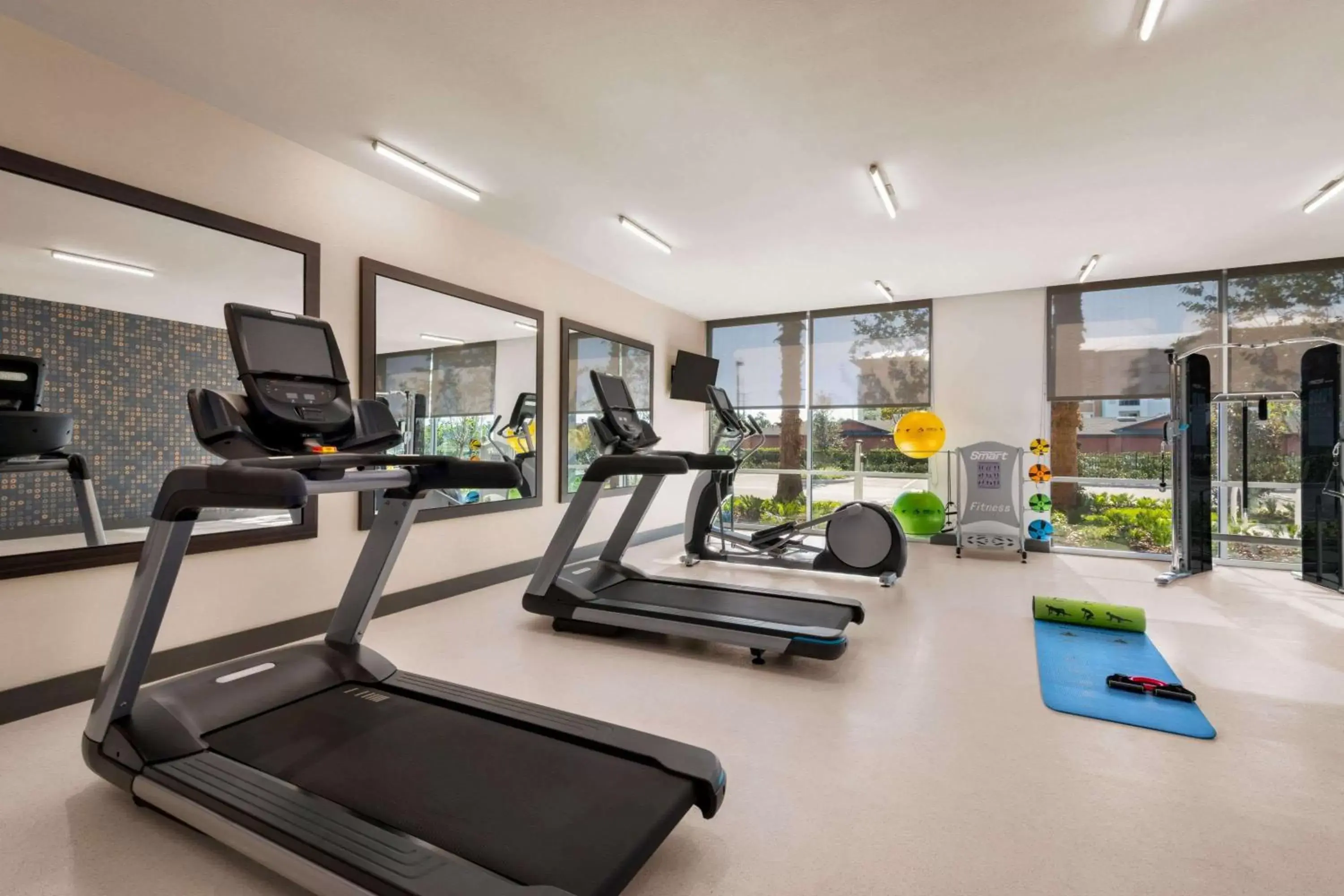 Fitness centre/facilities in La Quinta Inn & Suites by Wyndham Orlando I-Drive Theme Parks Fitness centre/facilities in La Quinta Inn & Suites by Wyndham Orlando I-Drive Theme Parks
