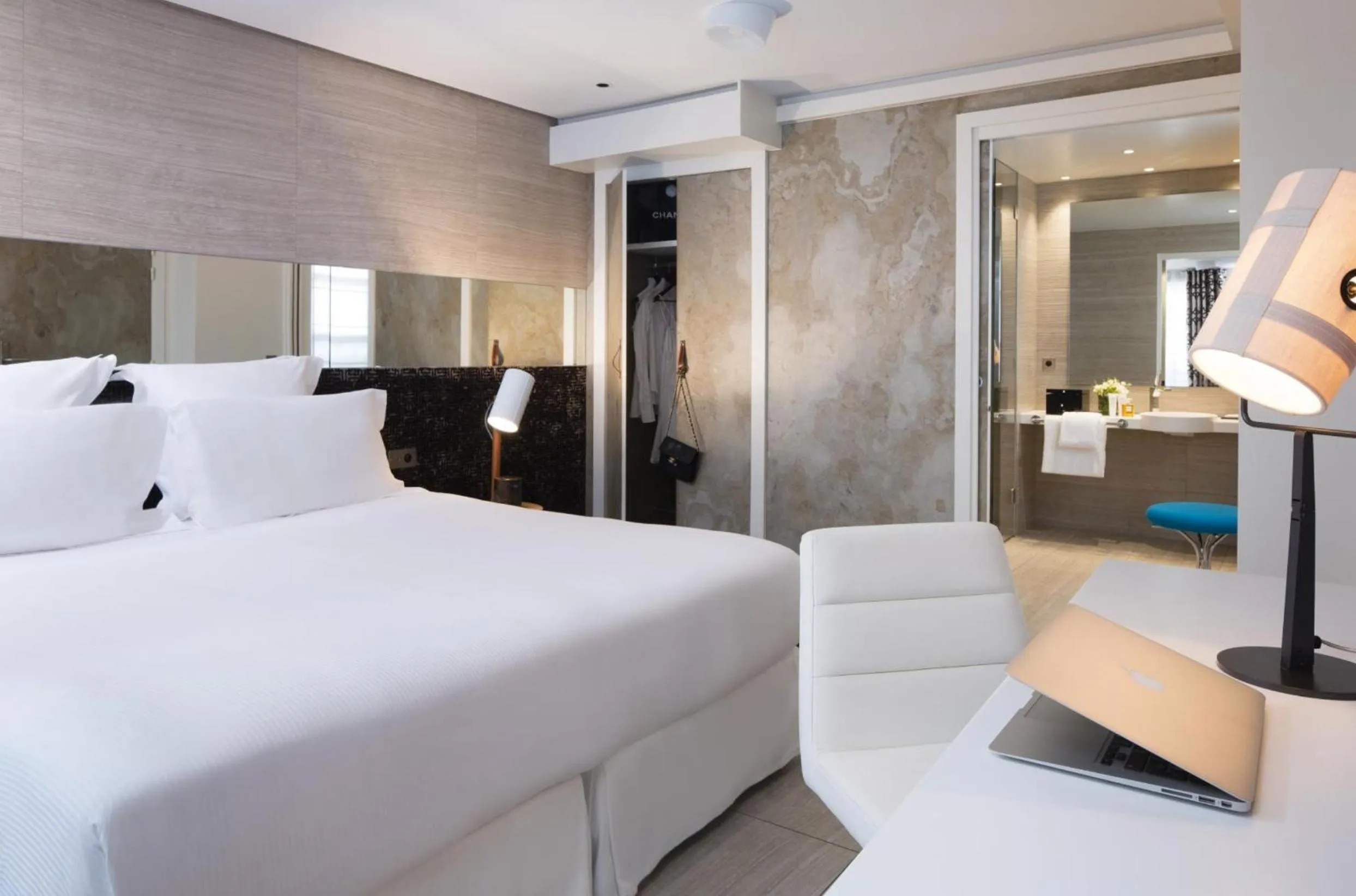 Seating area, Bed in Hotel Dupond-Smith