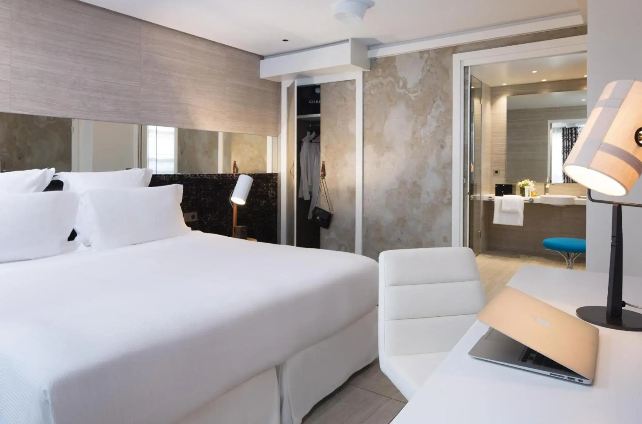 Seating area, Bed in Hotel Dupond-Smith Seating area, Bed in Hotel Dupond-Smith
