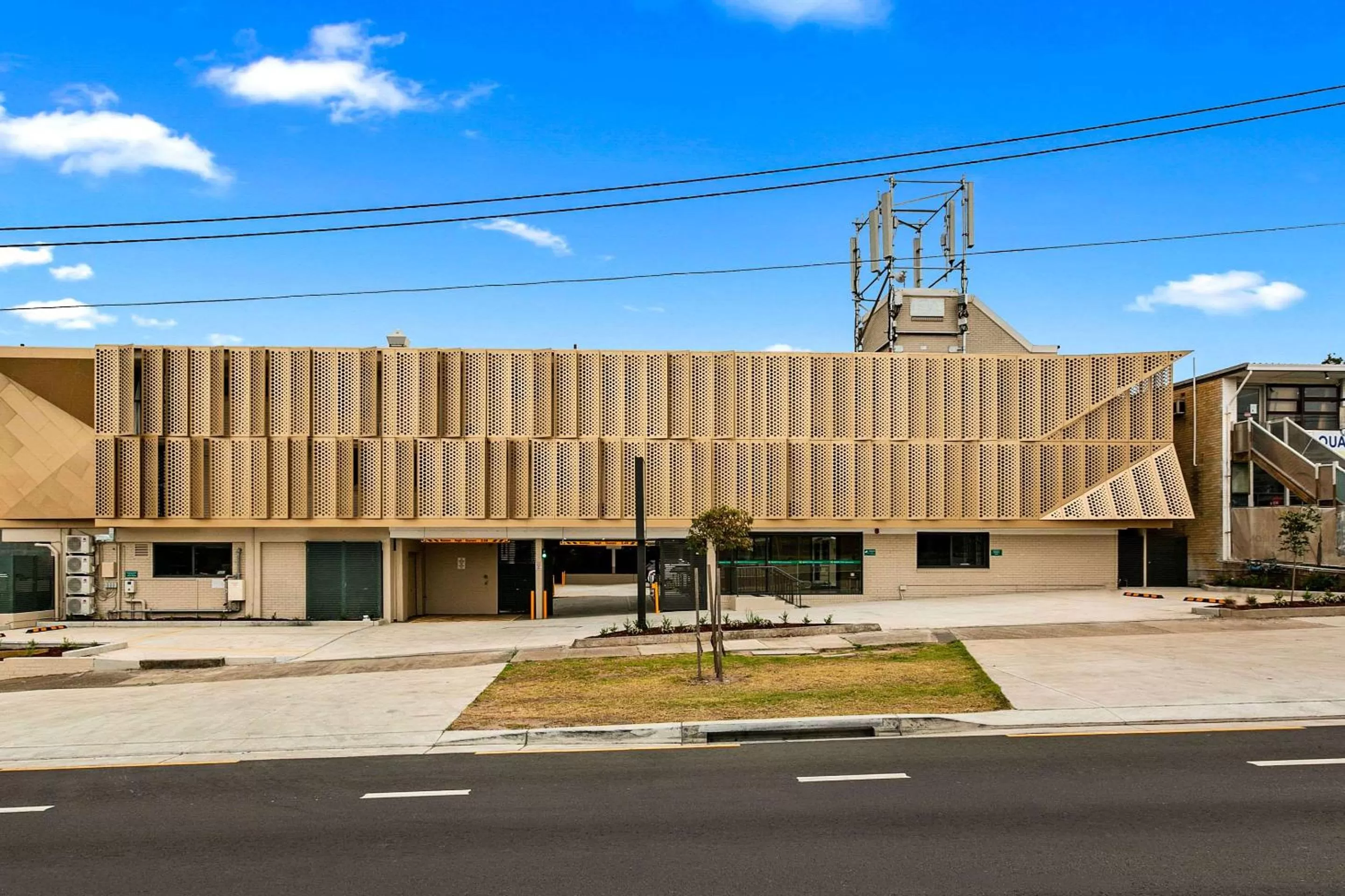 Property building in Quality Inn Sunshine Haberfield