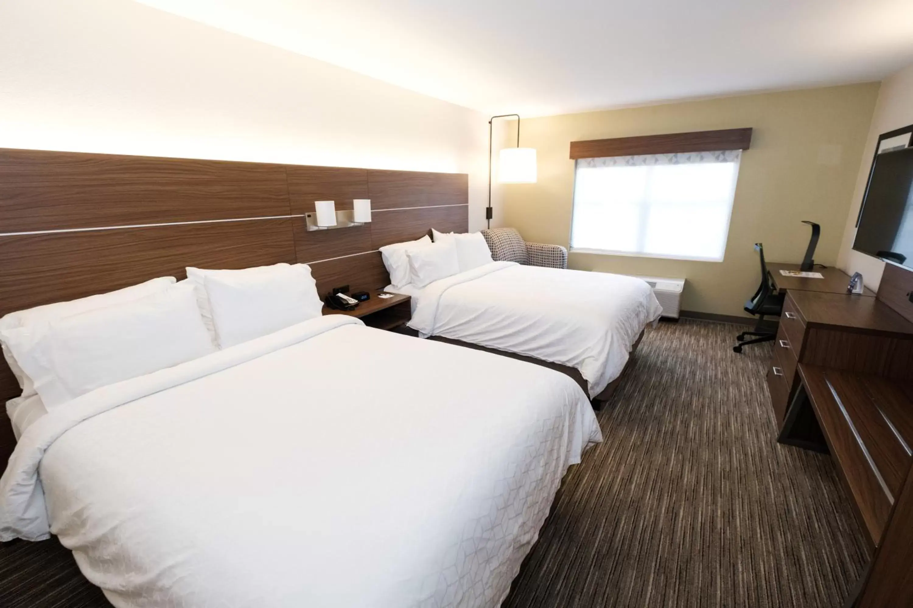 Bed in Holiday Inn Express Atlanta - Northeast I-85 - Clairmont Road by IHG Bed in Holiday Inn Express Atlanta - Northeast I-85 - Clairmont Road by IHG