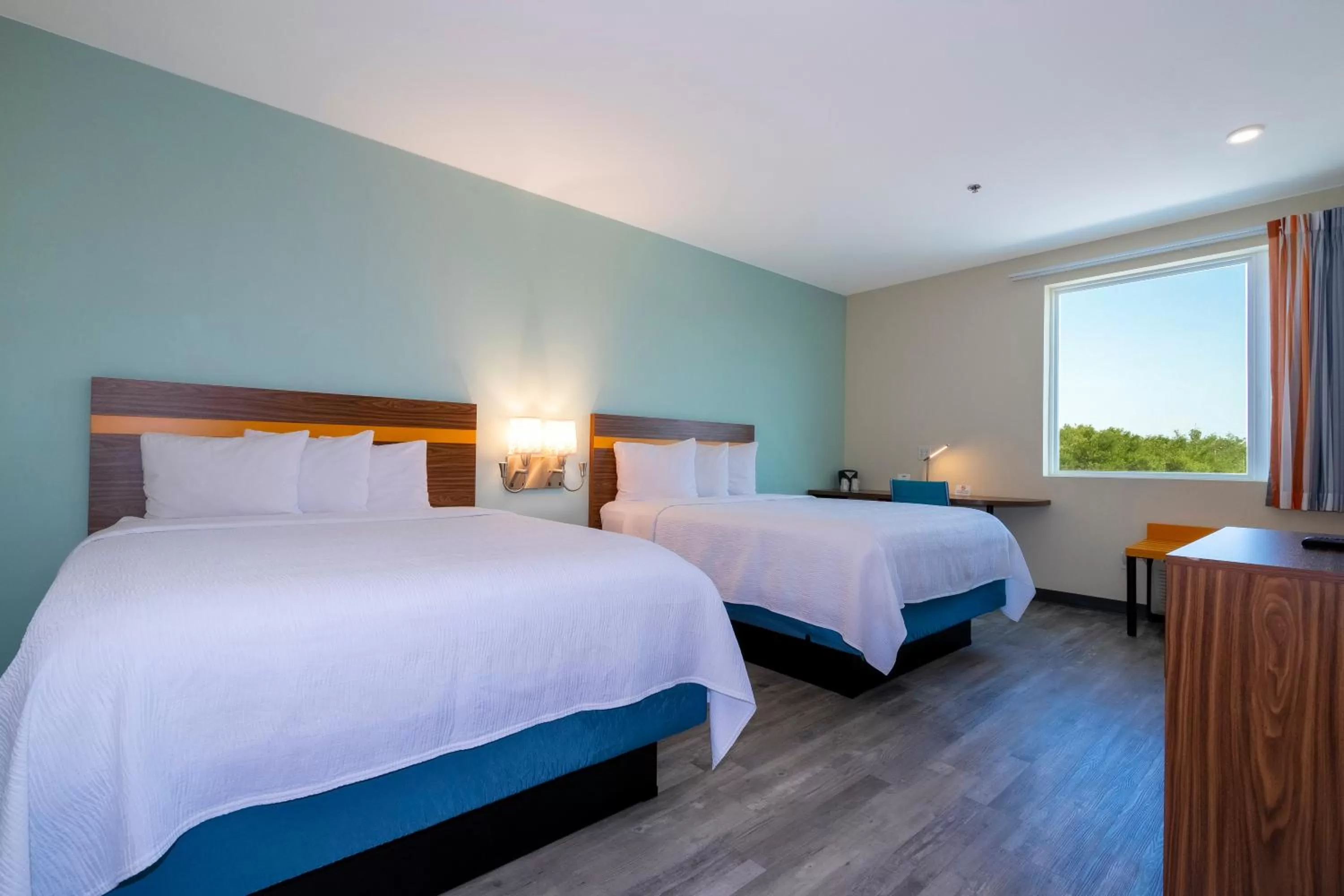 Guests, Bed in SPOT X Hotel Orlando Intl Dr by The Red Collection