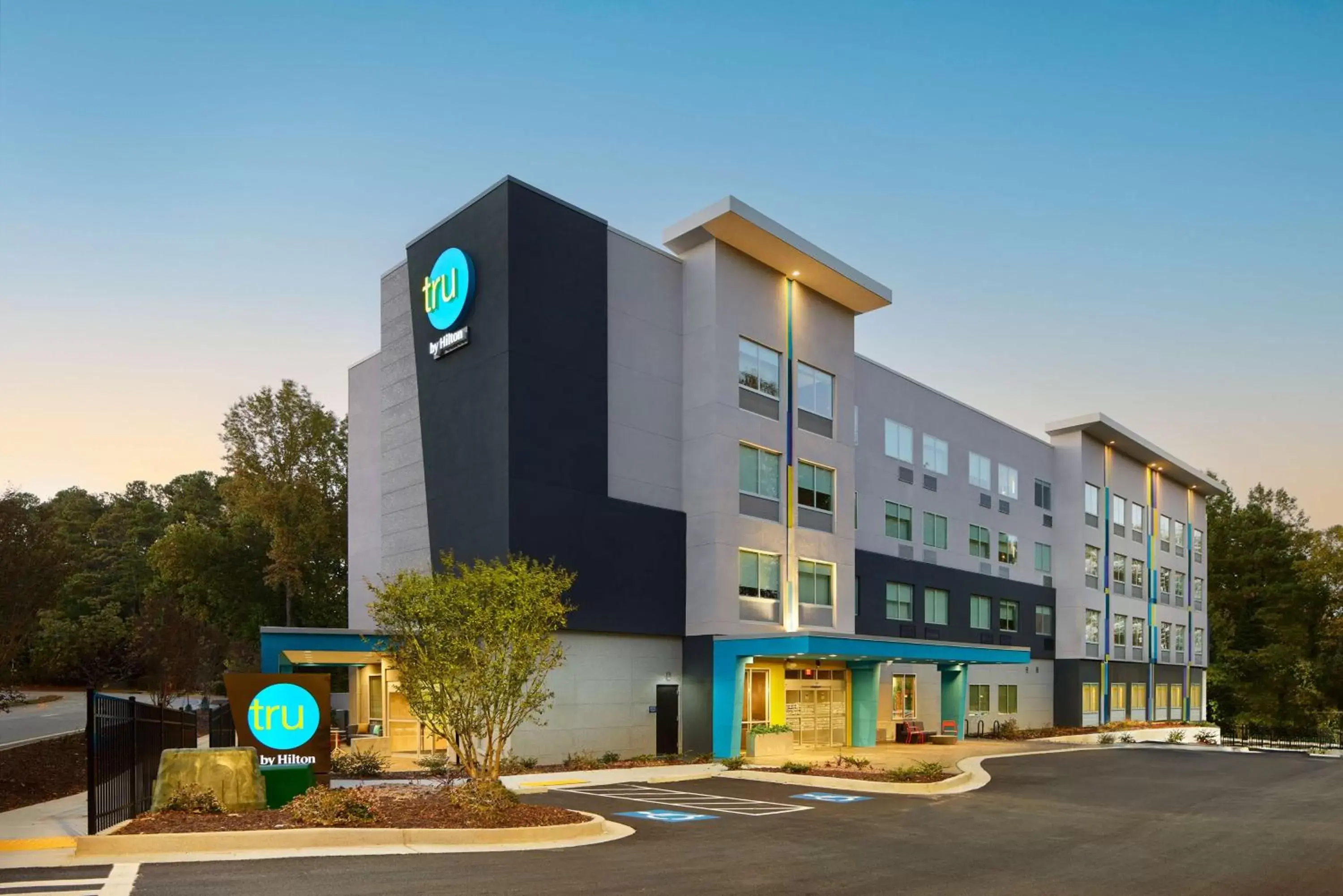 Property building in Tru By Hilton Atlanta Northlake Parkway, Ga Property building in Tru By Hilton Atlanta Northlake Parkway, Ga