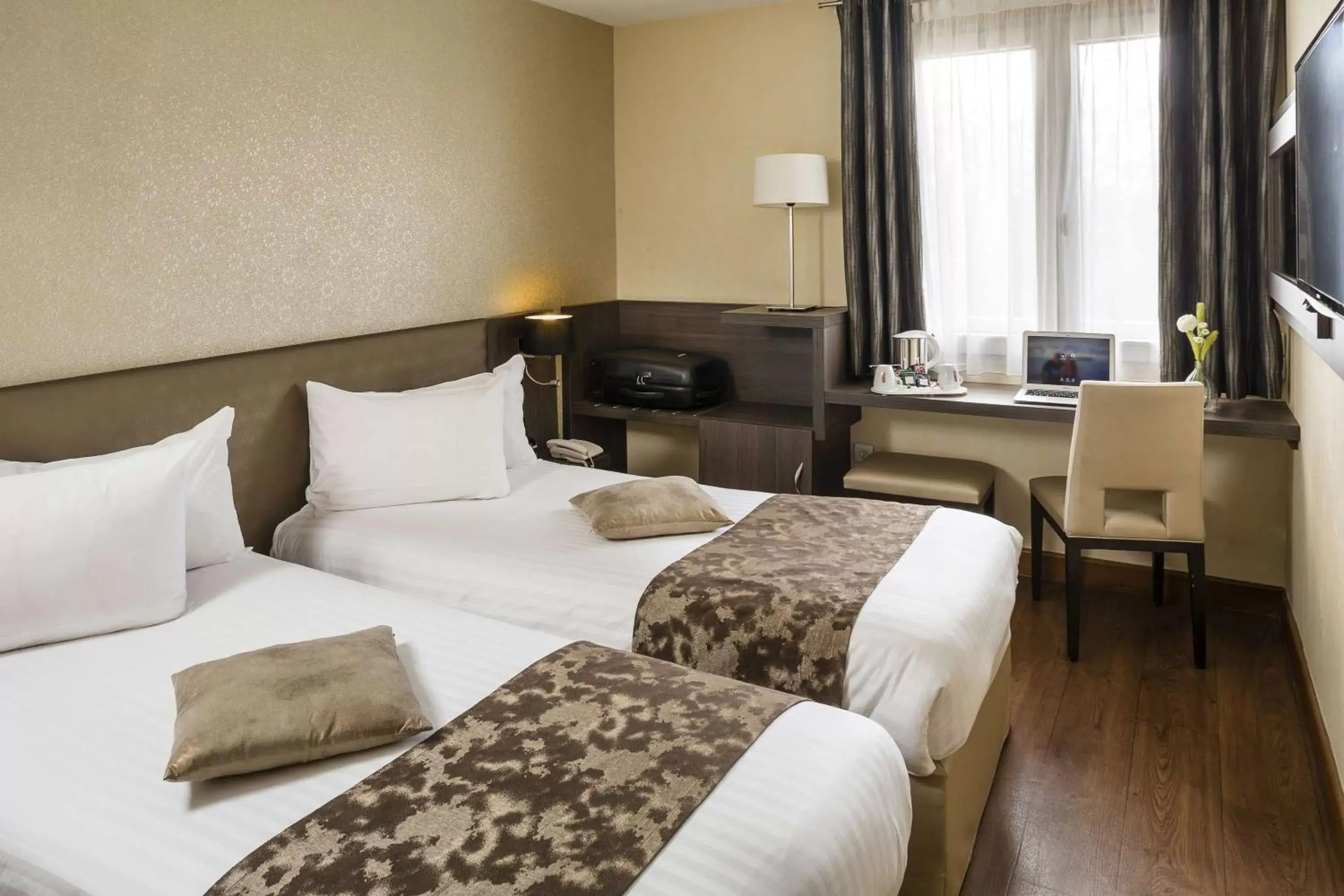 Photo of the whole room, Bed in Best Western PLUS Elixir Grasse Photo of the whole room, Bed in Best Western PLUS Elixir Grasse