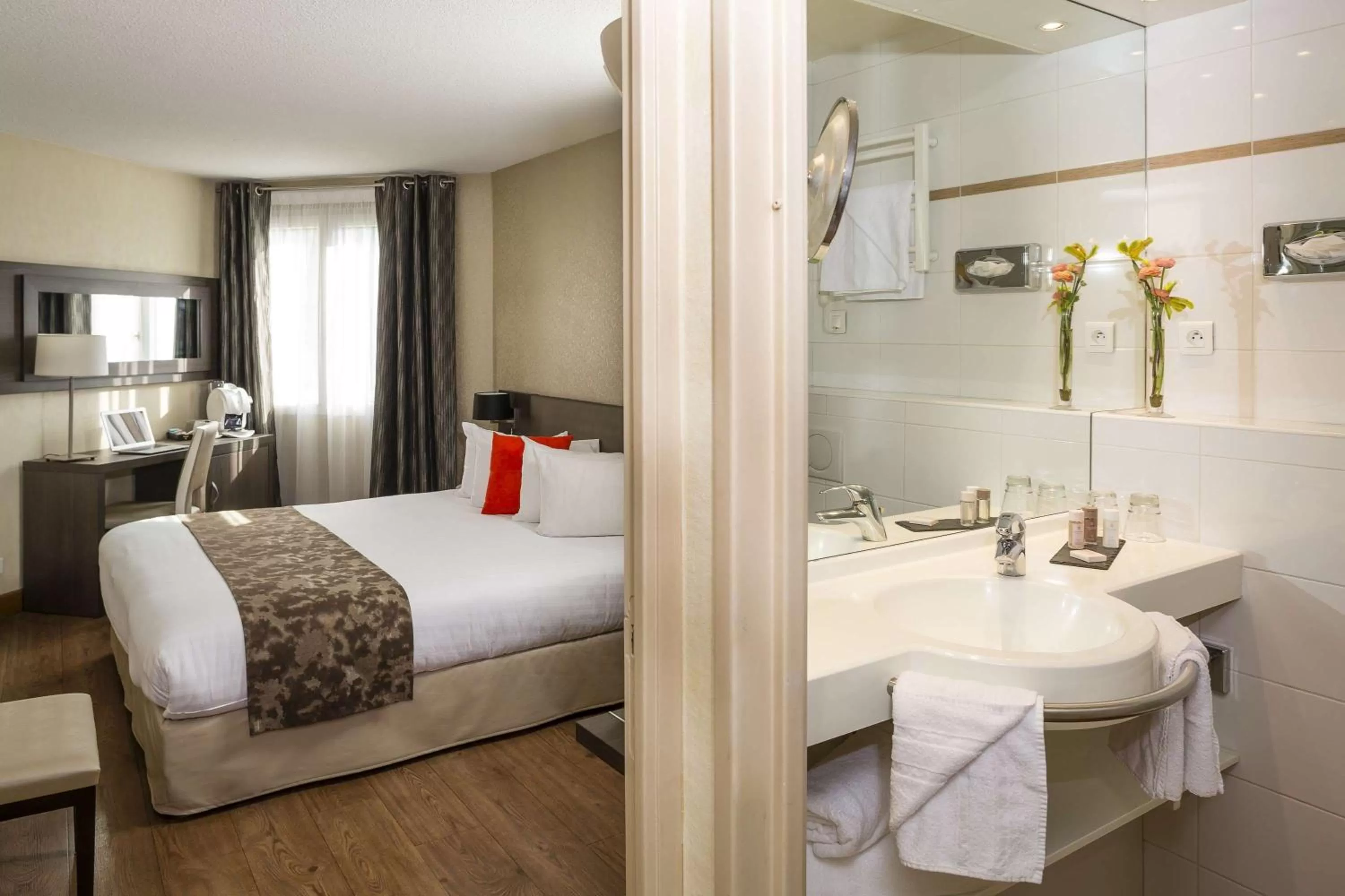 Photo of the whole room, Bed in Best Western PLUS Elixir Grasse