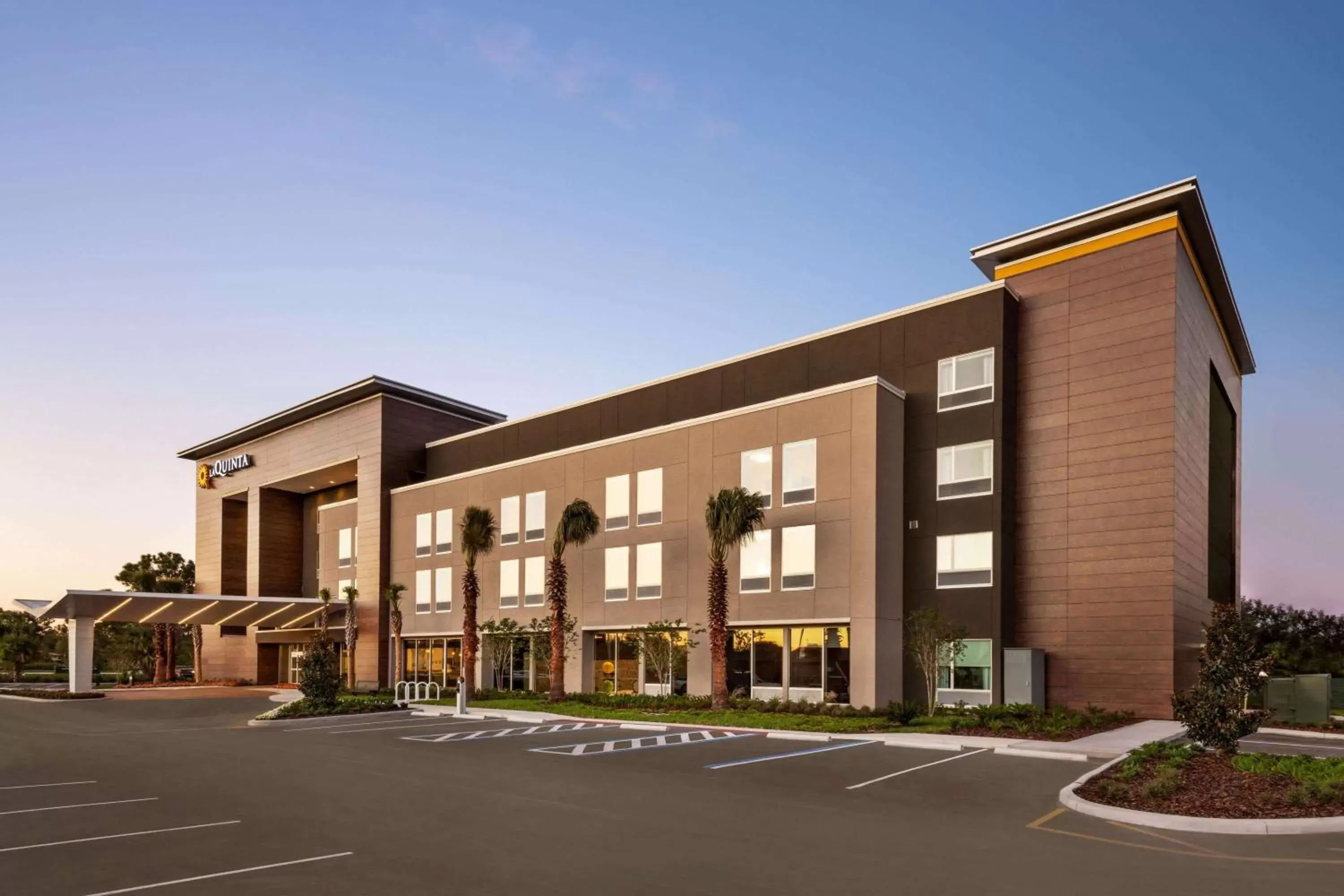 Property building in La Quinta Inn & Suites by Wyndham Orlando I-Drive Theme Parks Property building in La Quinta Inn & Suites by Wyndham Orlando I-Drive Theme Parks