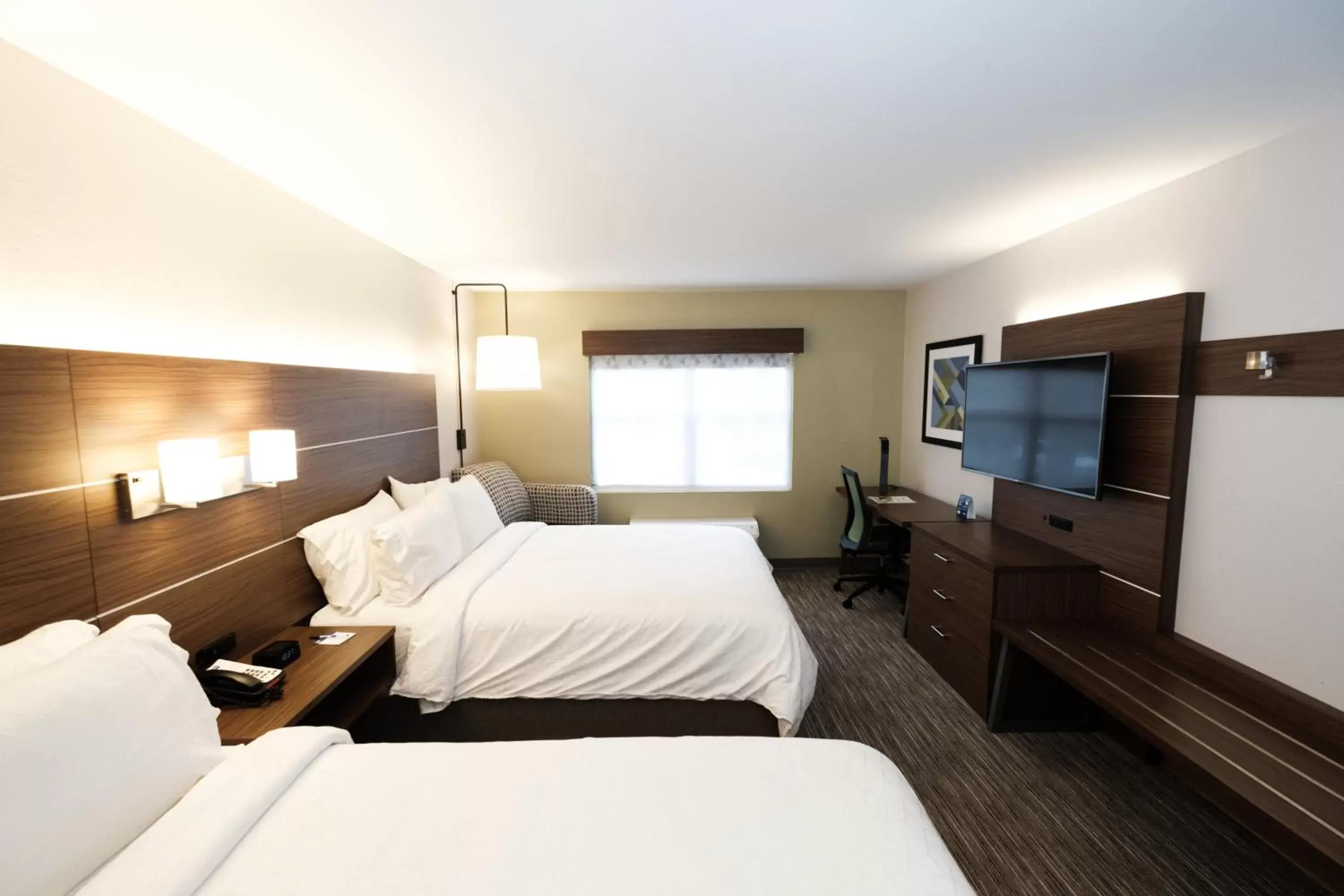 TV and multimedia, Bed in Holiday Inn Express Atlanta - Northeast I-85 - Clairmont Road by IHG TV and multimedia, Bed in Holiday Inn Express Atlanta - Northeast I-85 - Clairmont Road by IHG