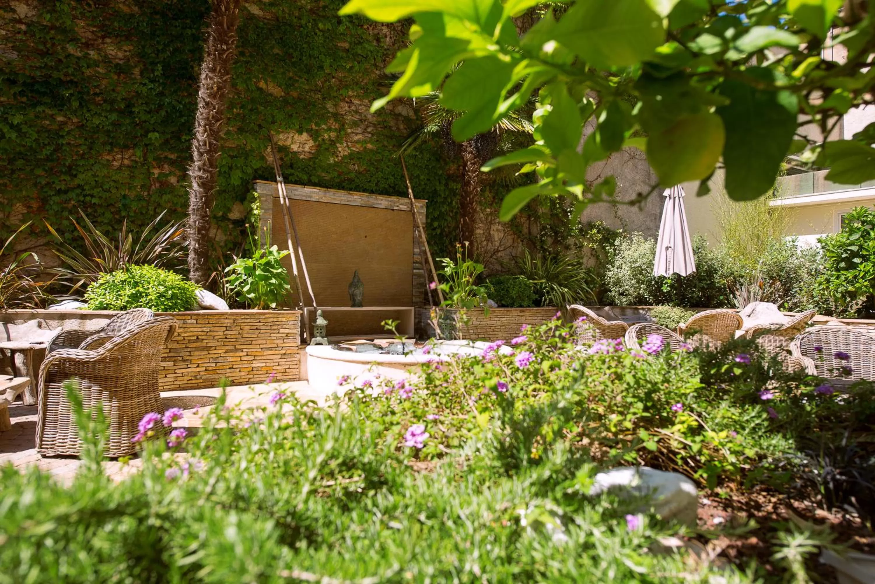 Patio in Best Western Premier Le Patio des Artistes Wellness Jacuzzi