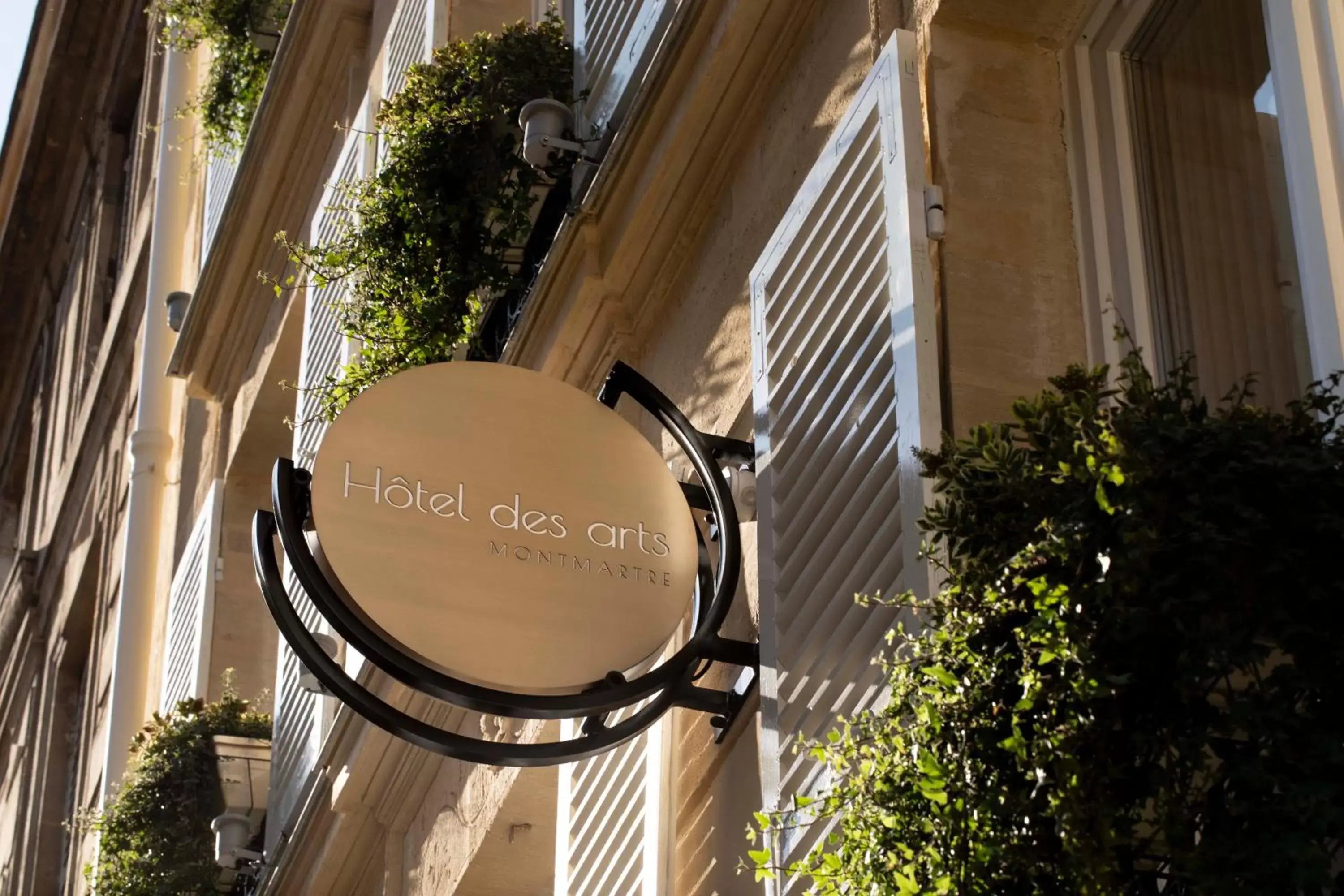Property building in Hôtel des Arts Montmartre Property building in Hôtel des Arts Montmartre