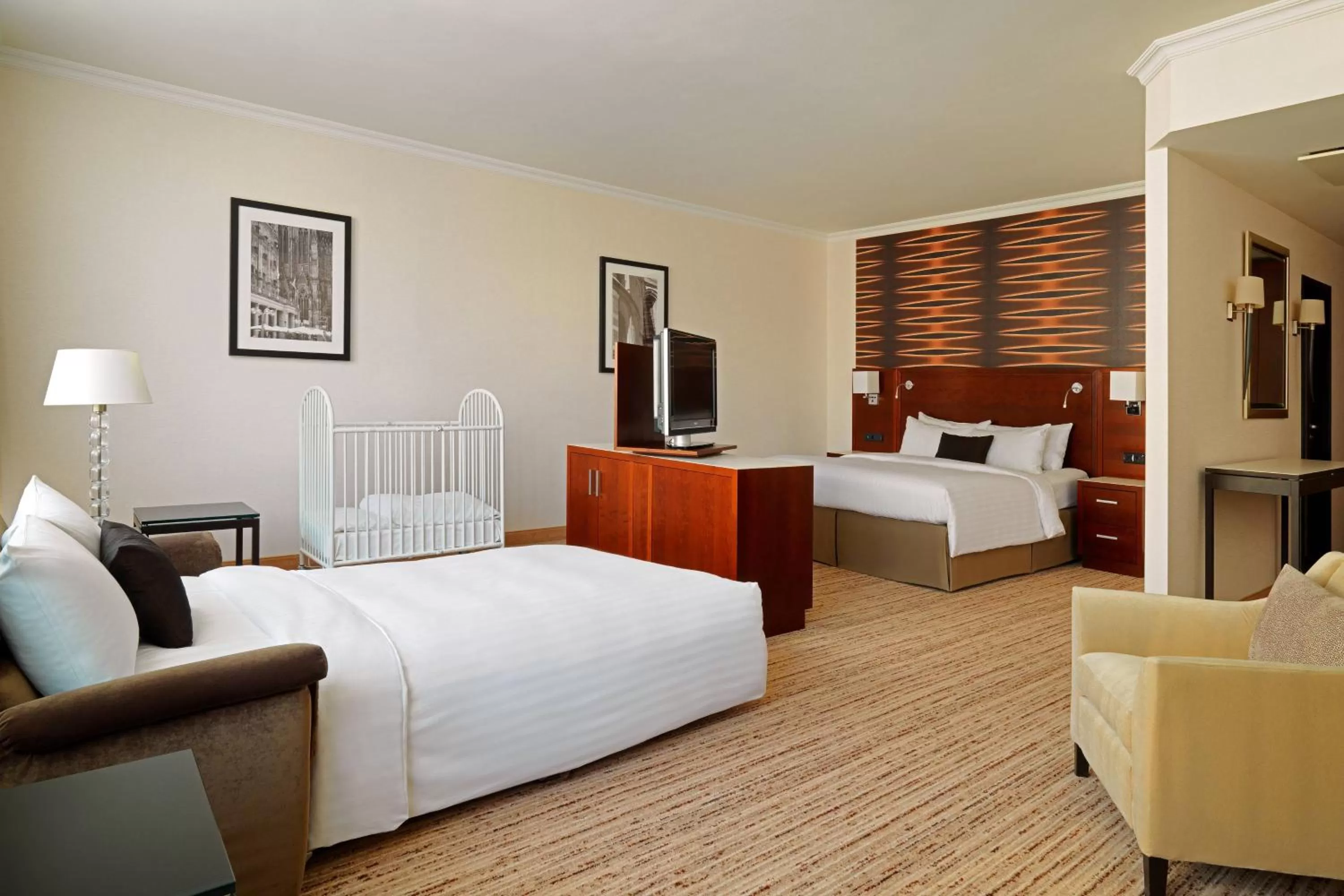 Photo of the whole room, Bed in Cologne Marriott Hotel
