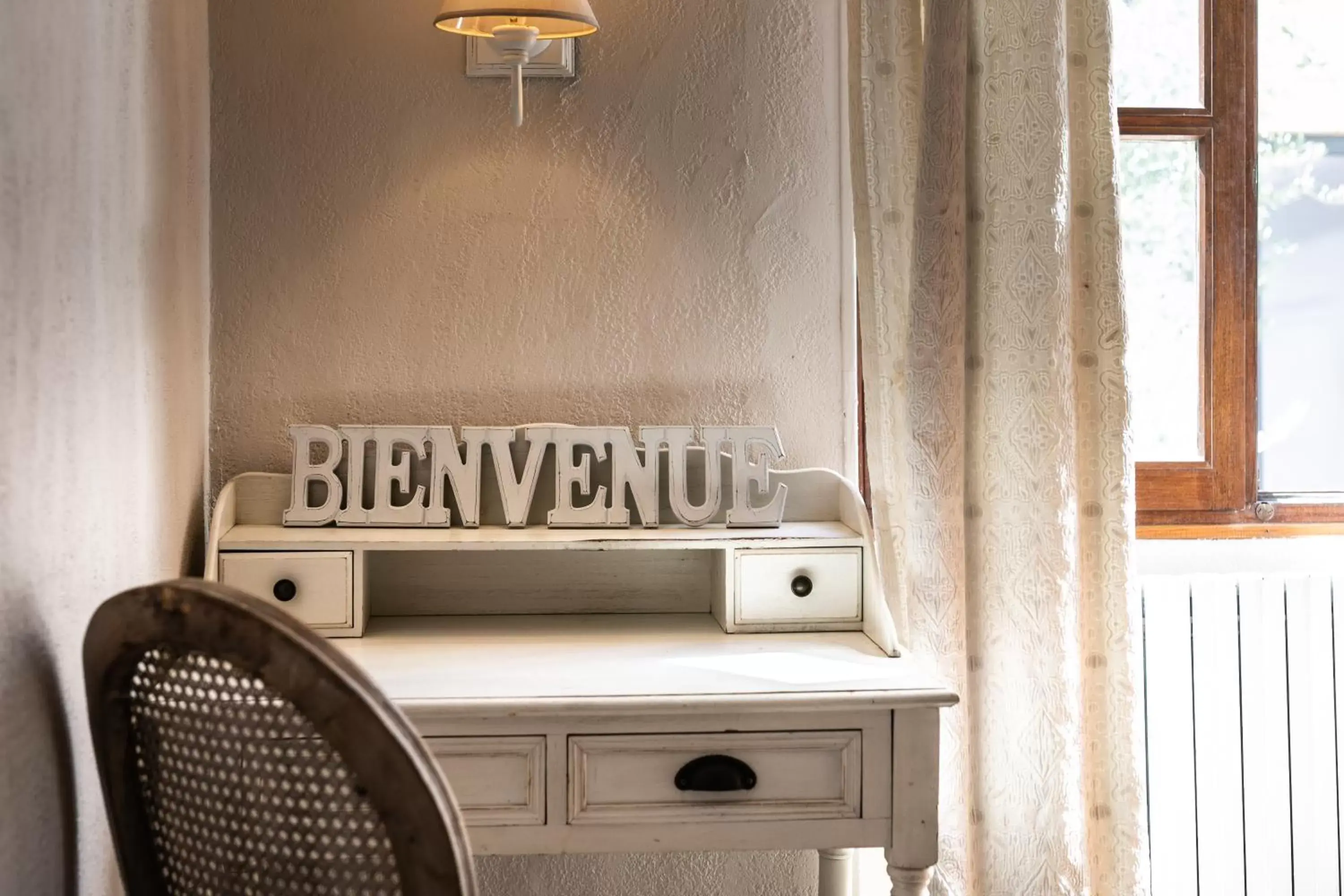 Text overlay in Boutique Hôtel Azur Text overlay in Boutique Hôtel Azur