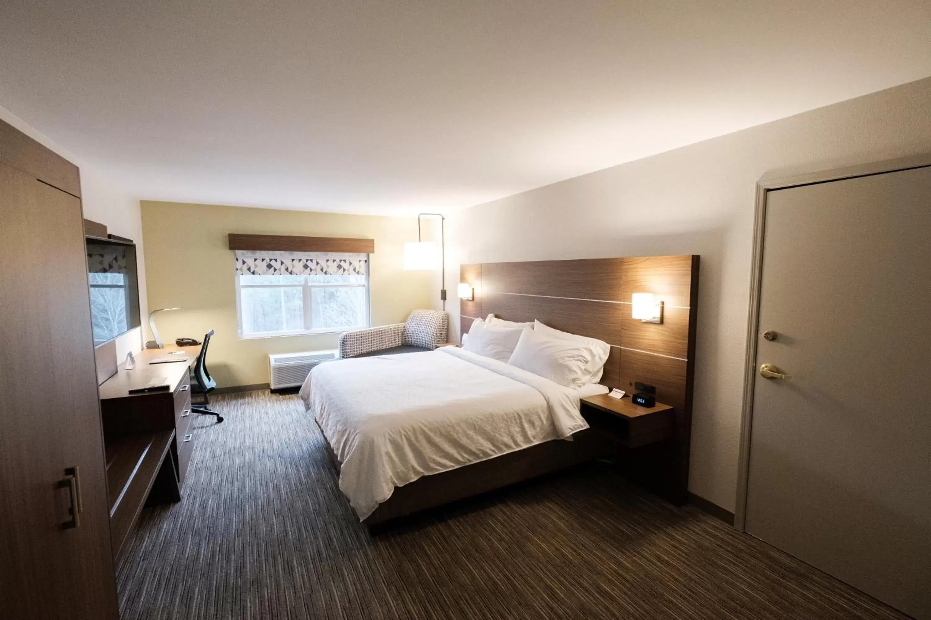 Bed in Holiday Inn Express Atlanta - Northeast I-85 - Clairmont Road by IHG Bed in Holiday Inn Express Atlanta - Northeast I-85 - Clairmont Road by IHG
