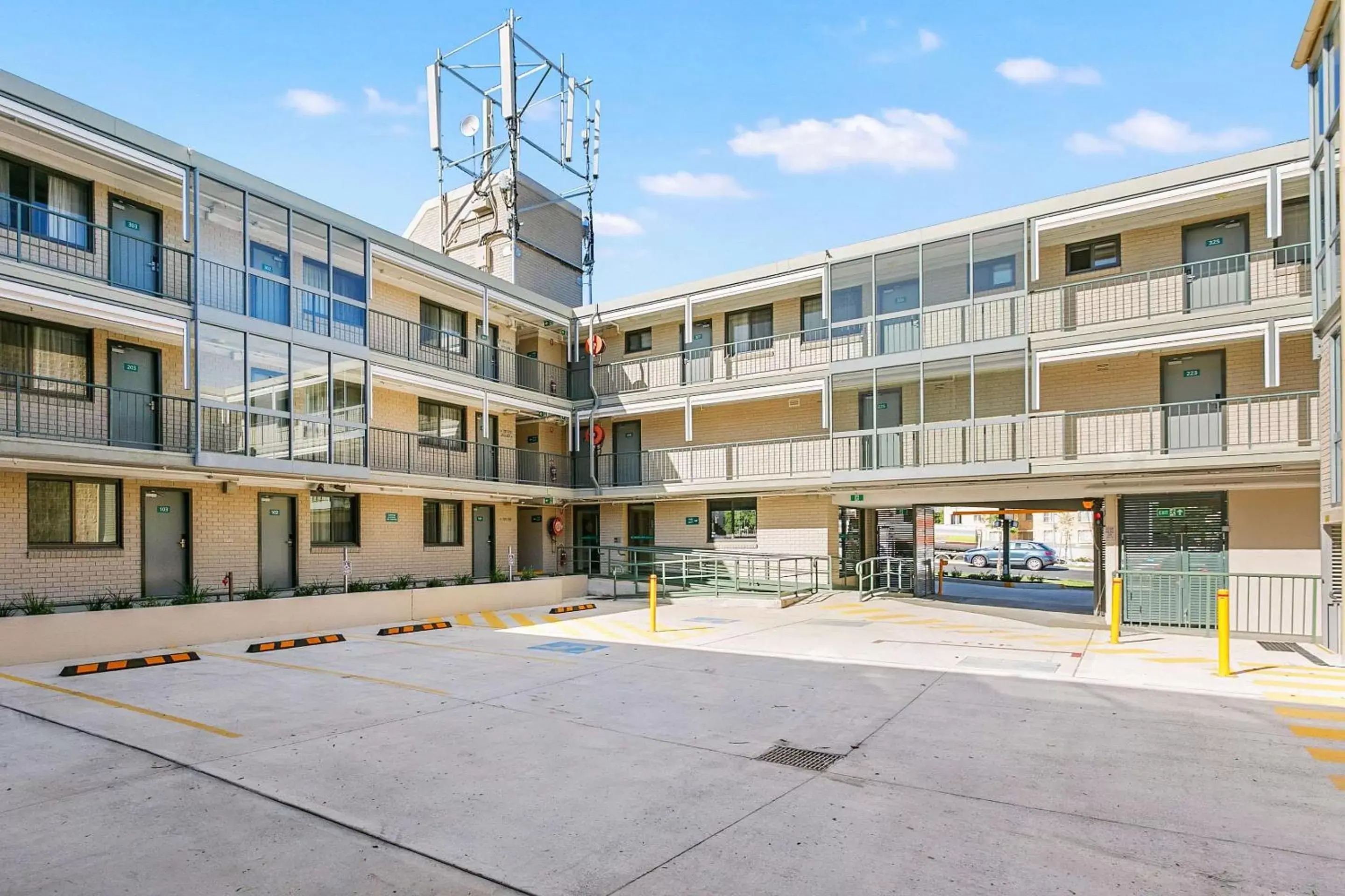 Property building in Quality Inn Sunshine Haberfield Property building in Quality Inn Sunshine Haberfield