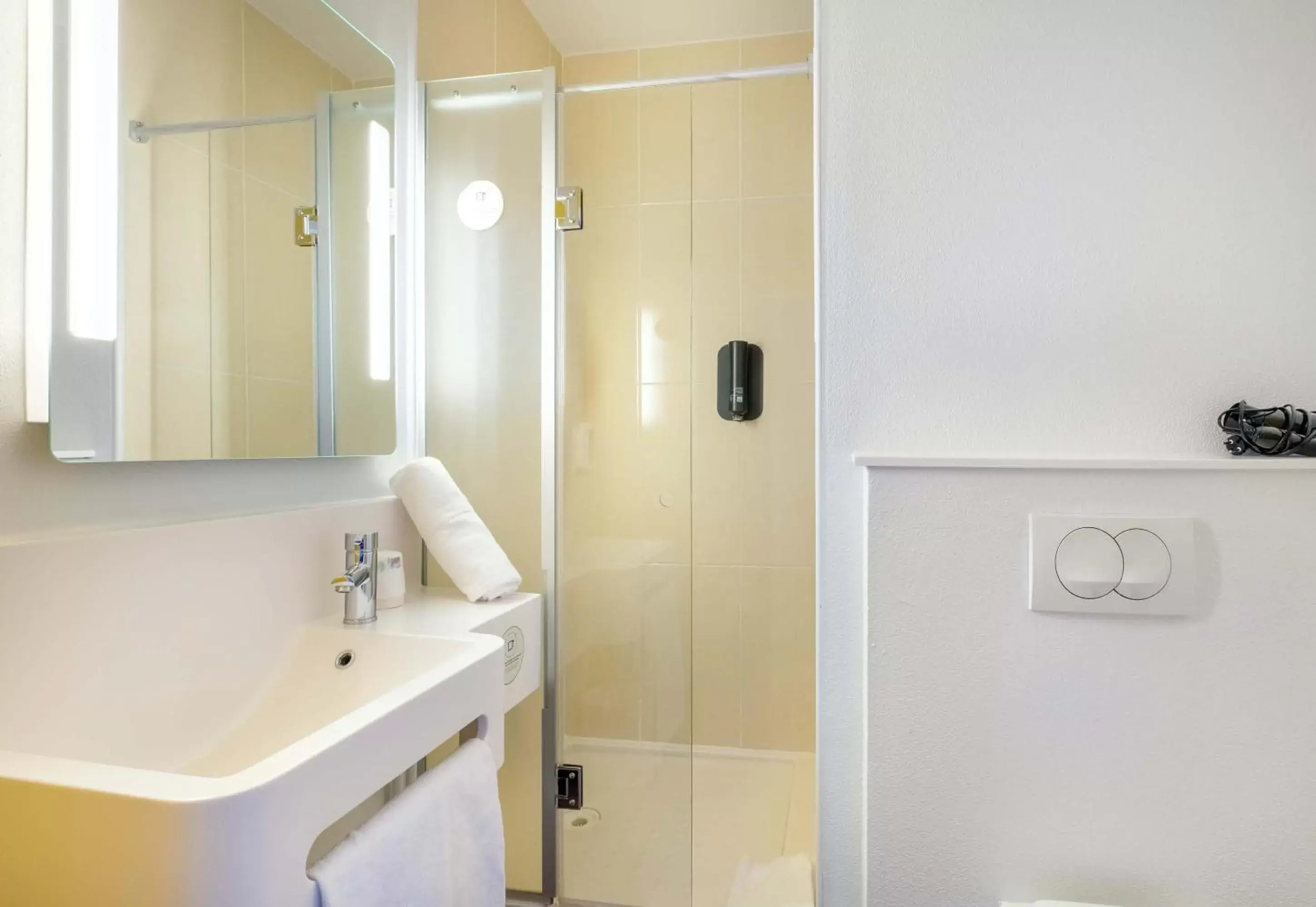 Bathroom in B&B HOTEL Cannes La Bocca Plage Bathroom in B&B HOTEL Cannes La Bocca Plage