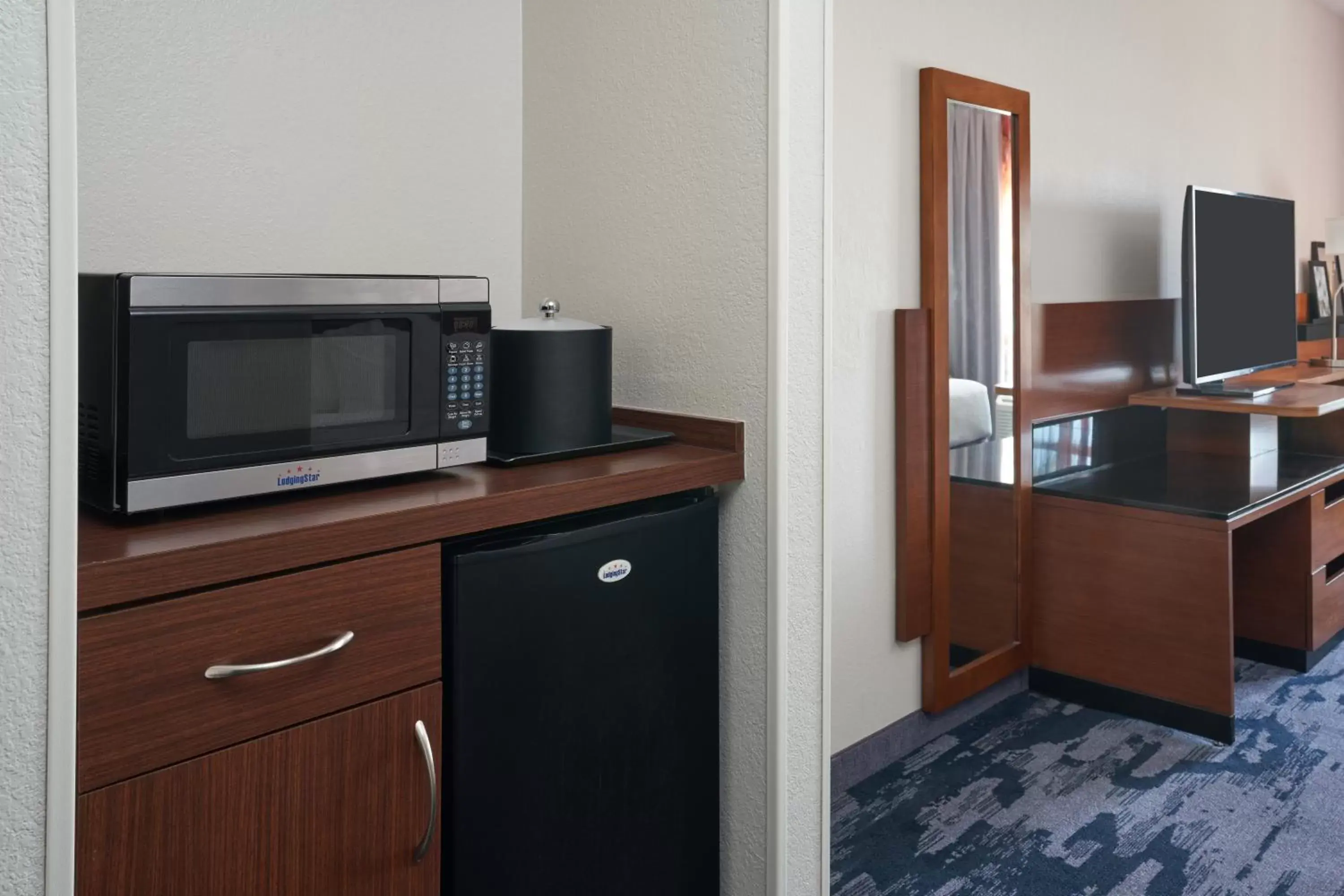 minibar in Fairfield Inn & Suites by Marriott Orlando International Drive/Convention Center minibar in Fairfield Inn & Suites by Marriott Orlando International Drive/Convention Center