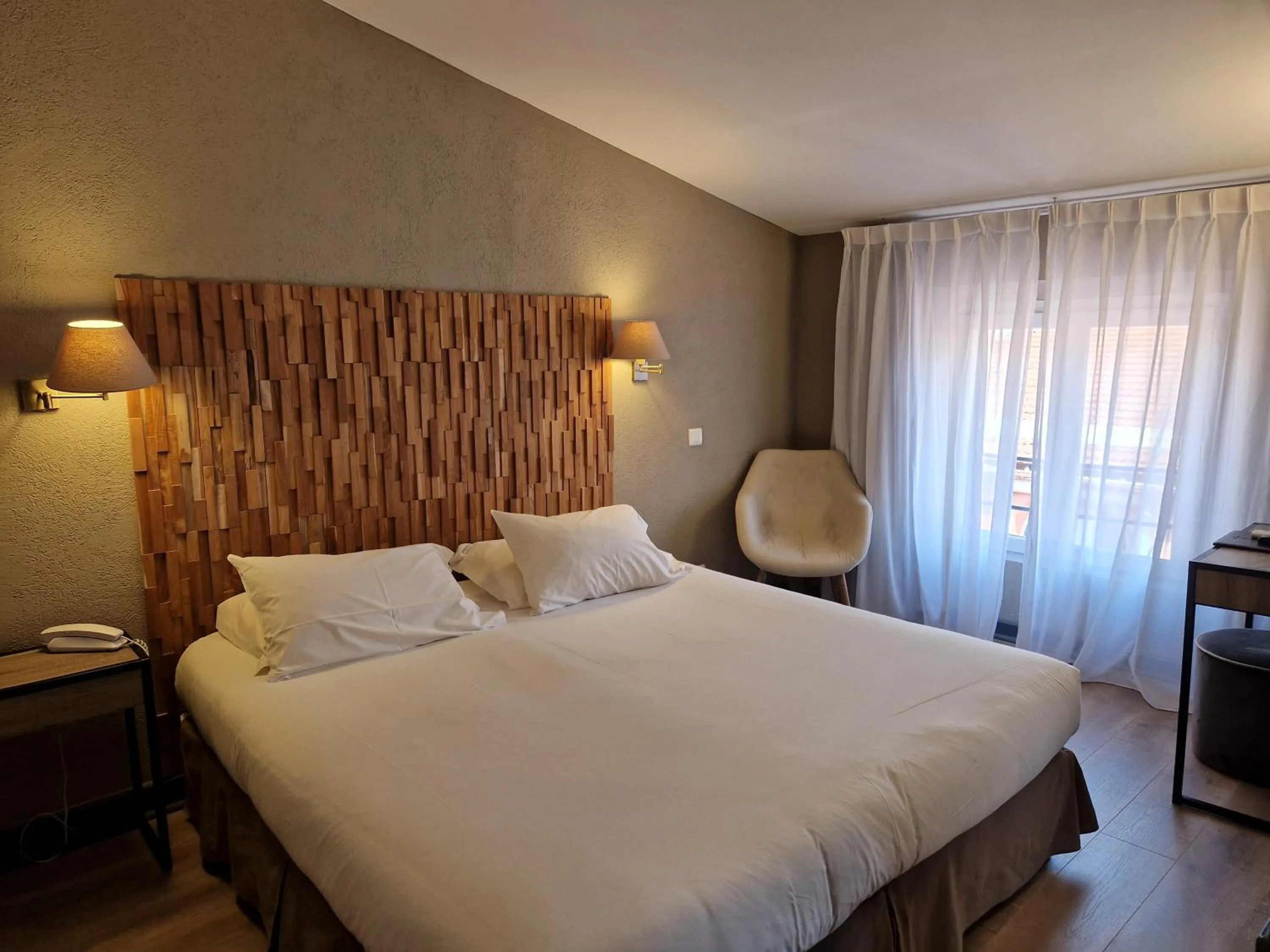 Inner courtyard view, Bed in Hôtel La Villa Tosca