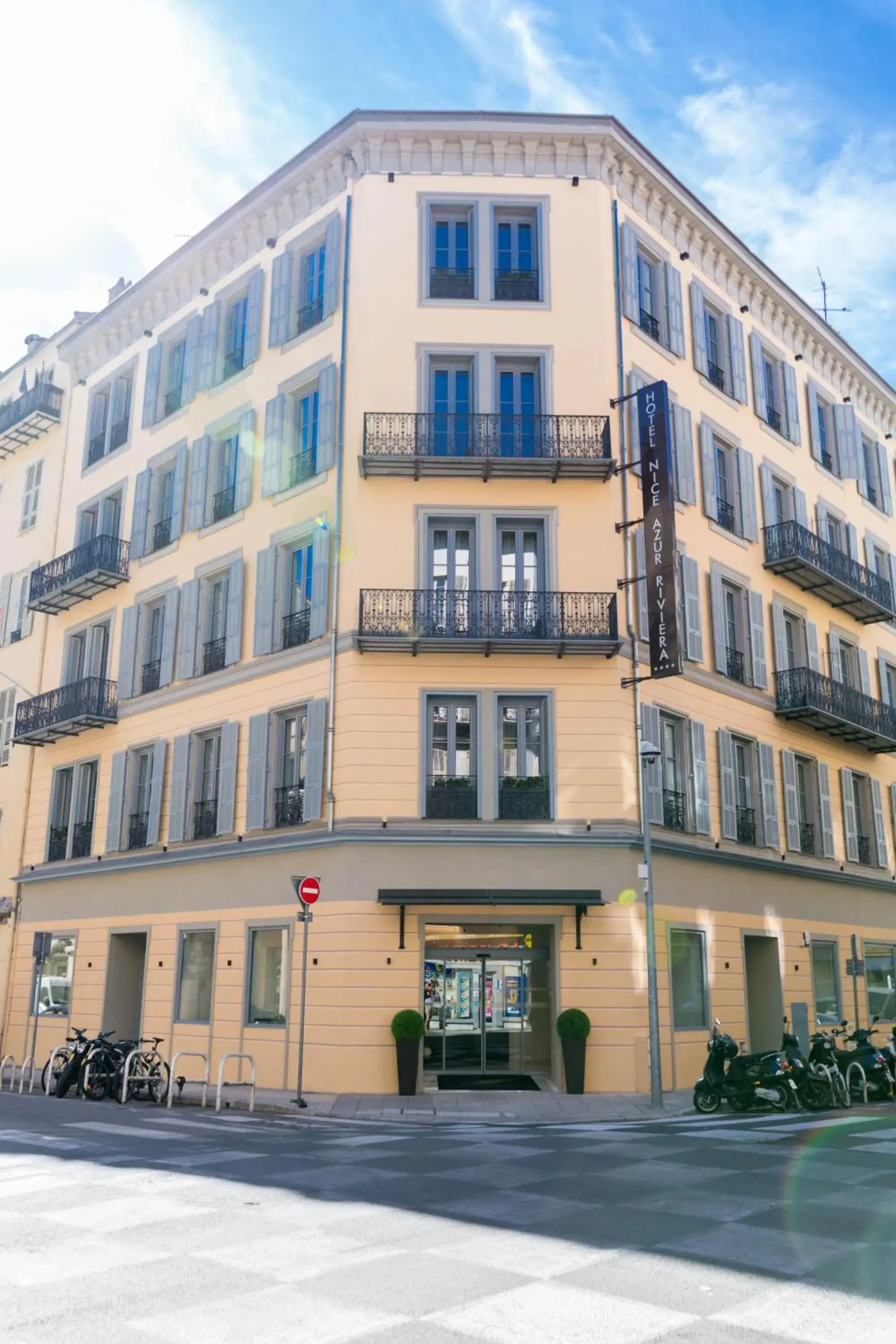 Property building in Hôtel Nice Azur Riviera Property building in Hôtel Nice Azur Riviera