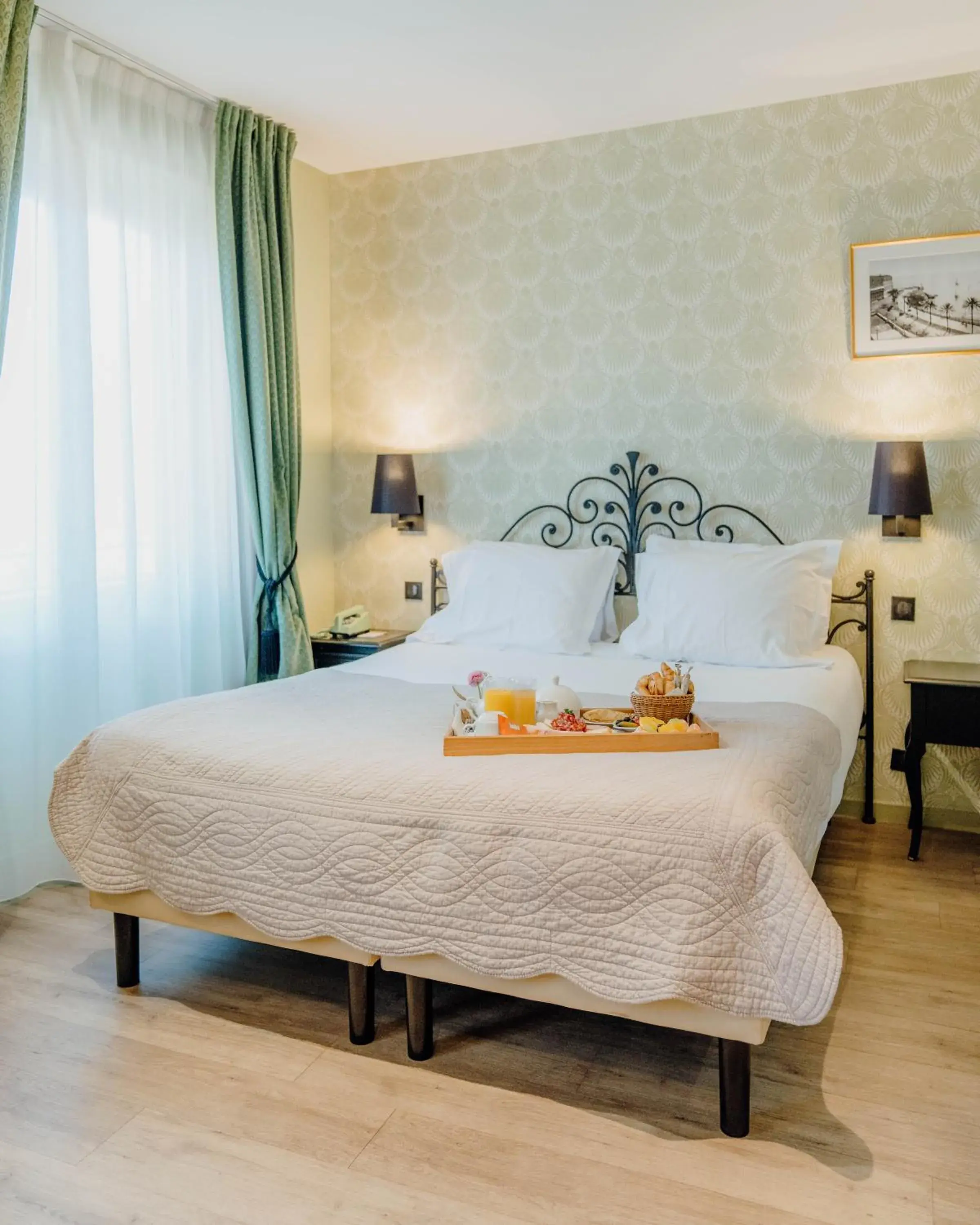Bed in Hotel Le Grimaldi by Happyculture Bed in Hotel Le Grimaldi by Happyculture