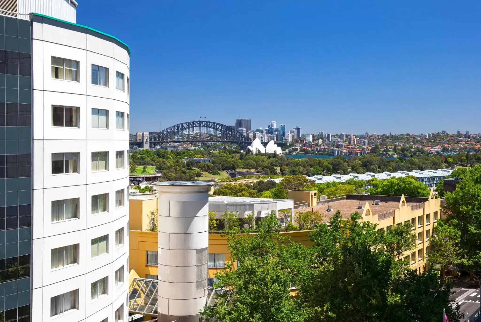 Property building in Holiday Inn Sydney Potts Point Property building in Holiday Inn Sydney Potts Point