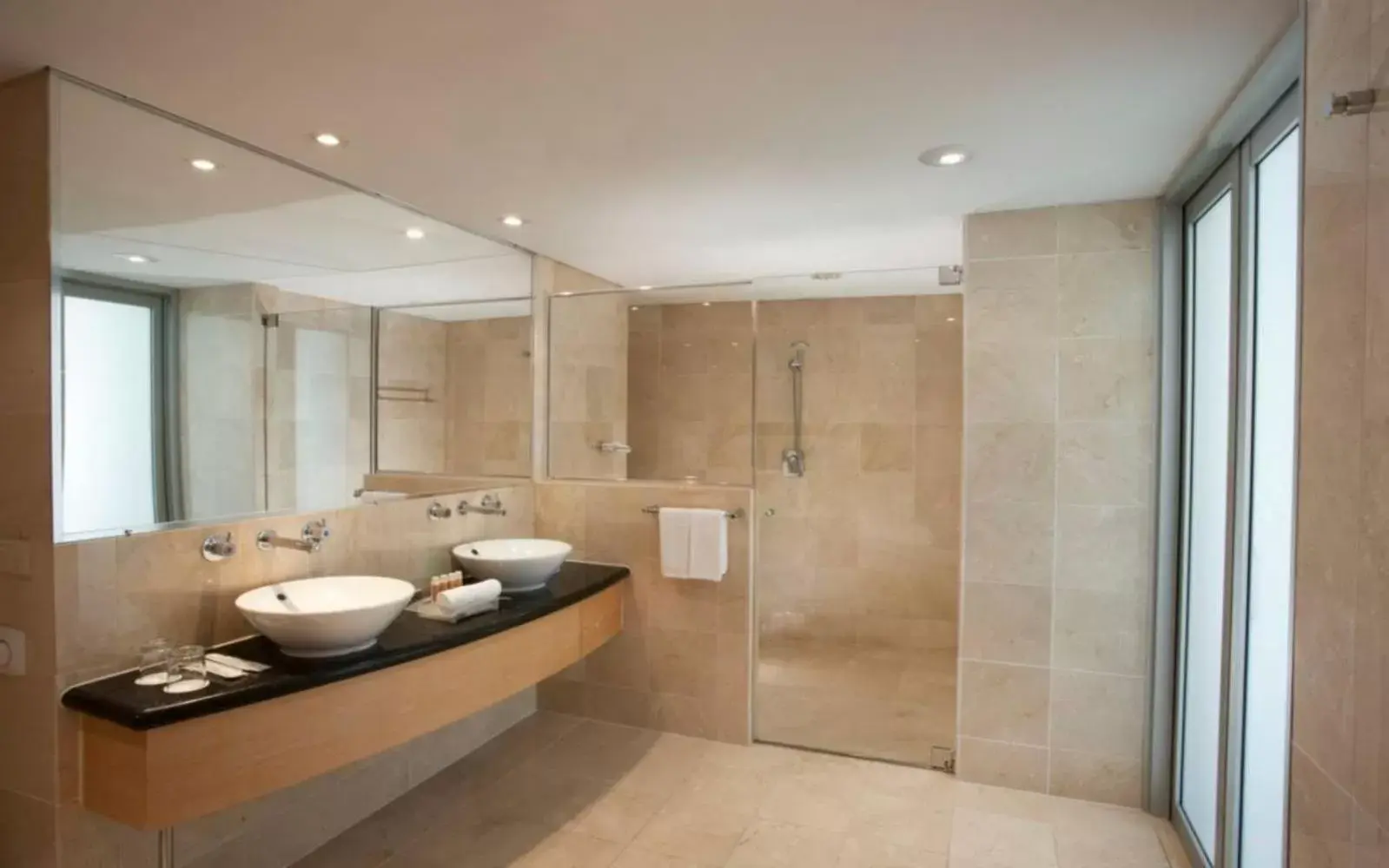Bathroom in Holiday Inn Sydney Potts Point Bathroom in Holiday Inn Sydney Potts Point