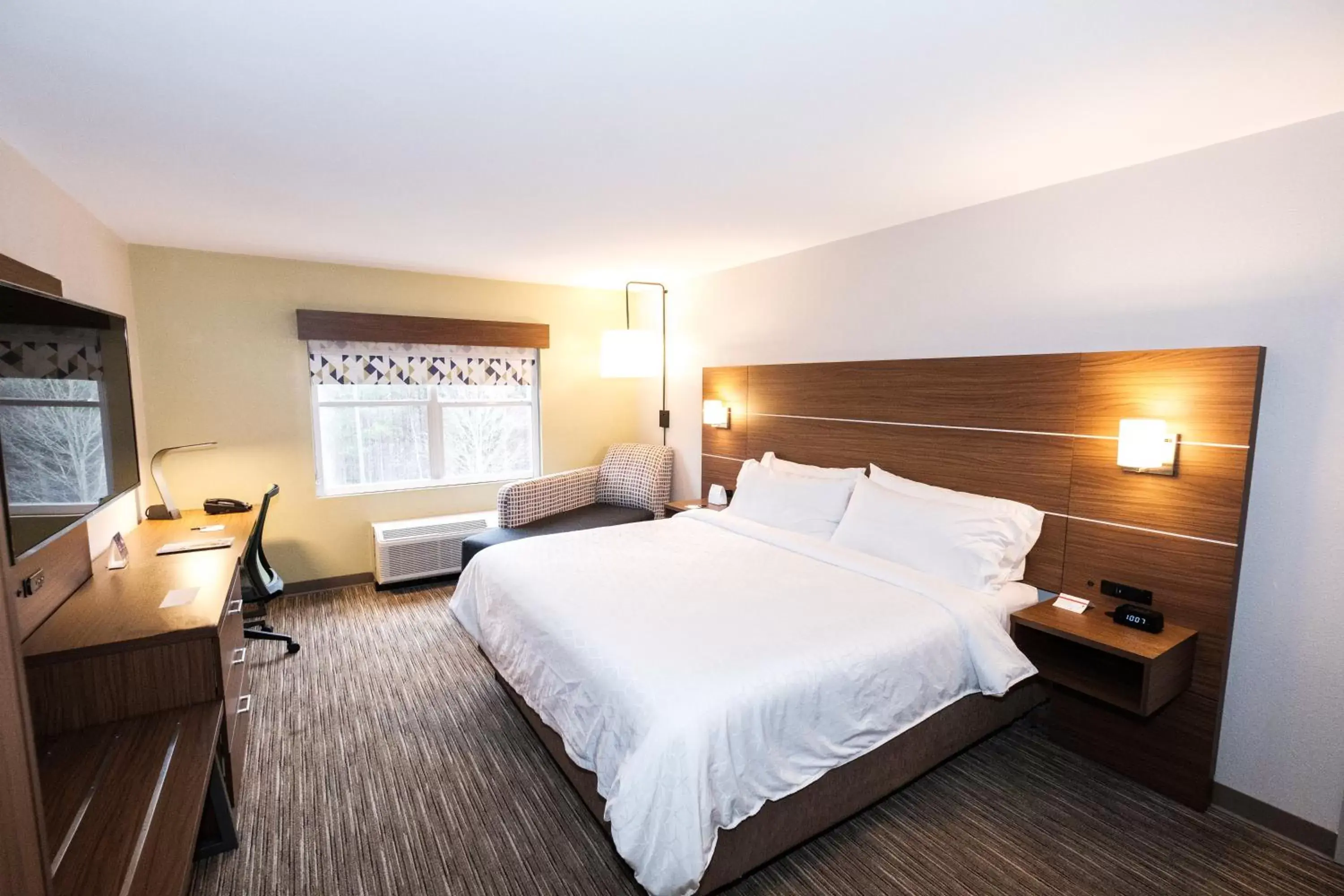 Bed in Holiday Inn Express Atlanta - Northeast I-85 - Clairmont Road by IHG Bed in Holiday Inn Express Atlanta - Northeast I-85 - Clairmont Road by IHG