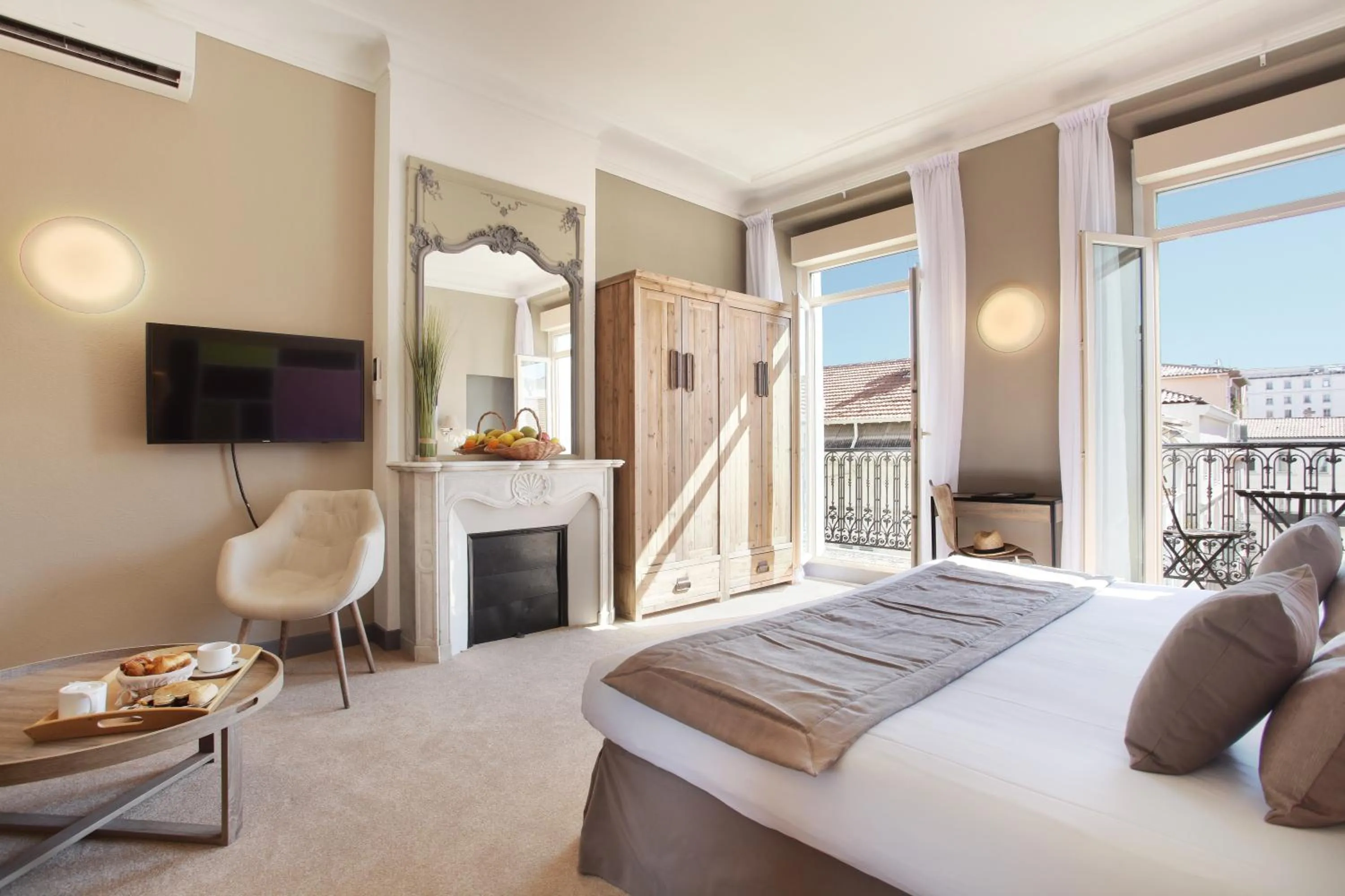 Photo of the whole room, Bed in Hôtel La Villa Tosca