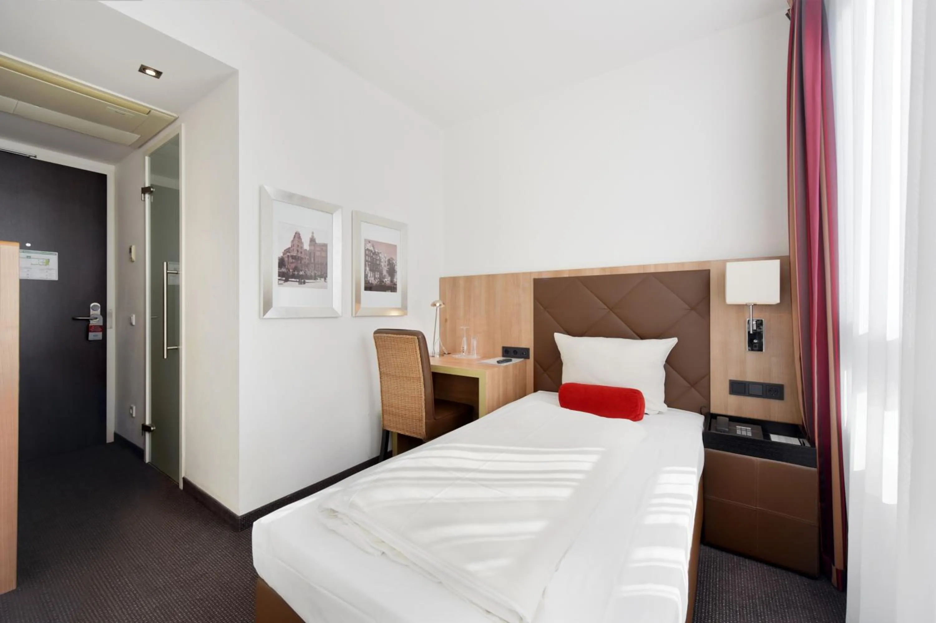 Photo of the whole room, Bed in ACHAT Hotel München Süd