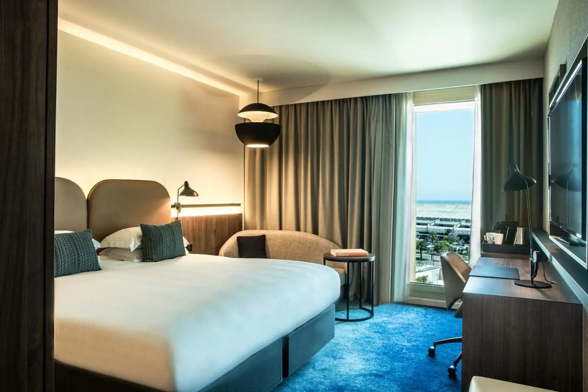 Photo of the whole room, Bed in Crowne Plaza - Nice - Grand Arenas by IHG Photo of the whole room, Bed in Crowne Plaza - Nice - Grand Arenas by IHG