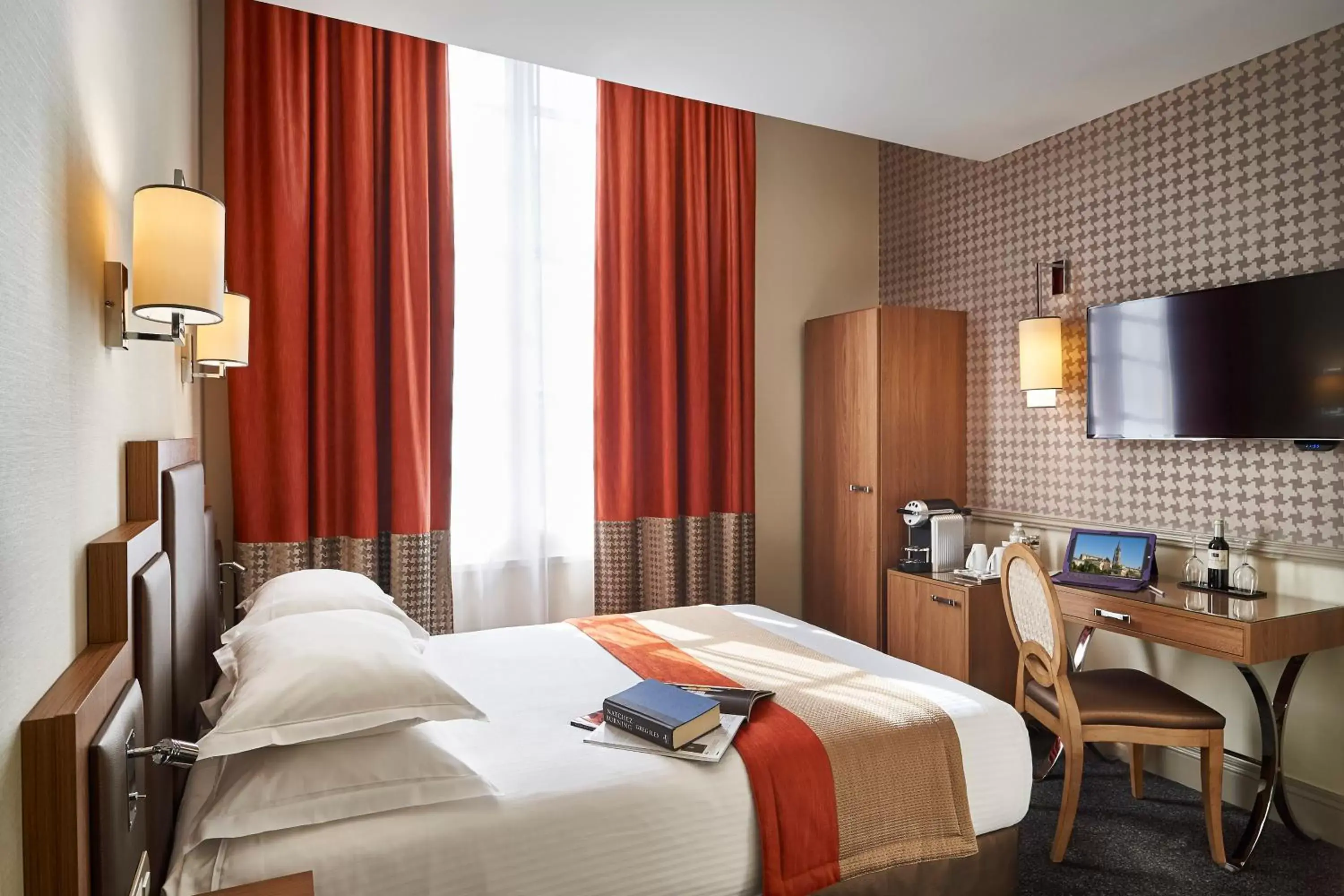 Photo of the whole room, Bed in Best Western Premier HBEO Bordeaux Centre Photo of the whole room, Bed in Best Western Premier HBEO Bordeaux Centre