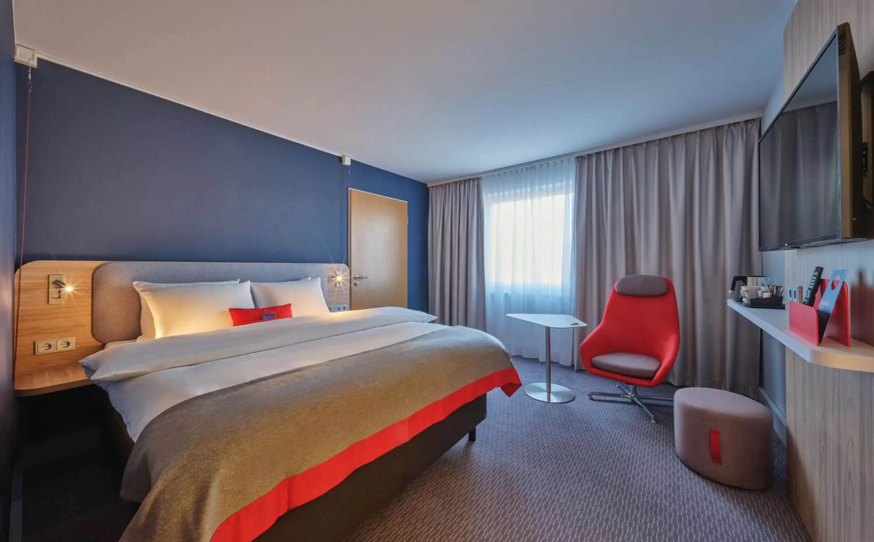 Bedroom, Bed in Holiday Inn Express Cologne Muelheim by IHG Bedroom, Bed in Holiday Inn Express Cologne Muelheim by IHG