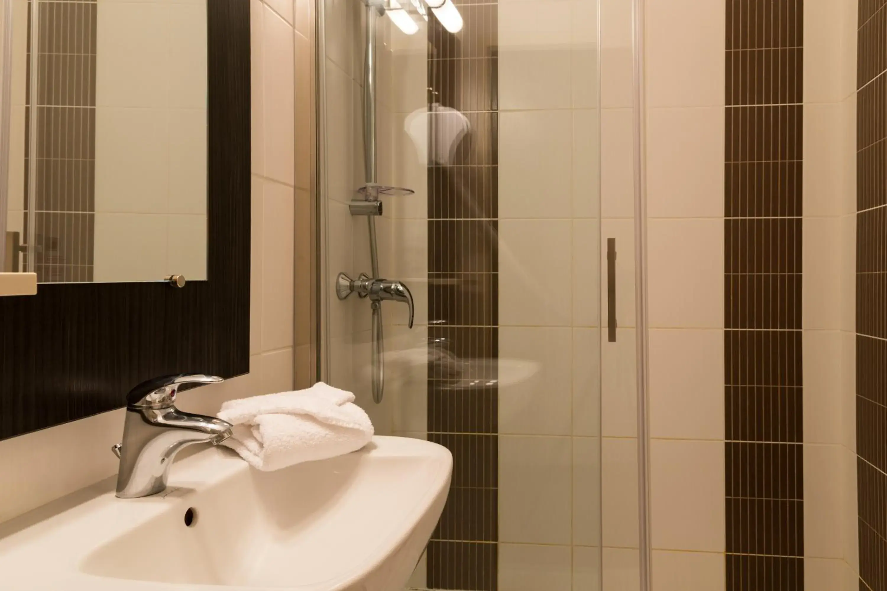 Shower in Hôtel Le Seize, Nice Centre Shower in Hôtel Le Seize, Nice Centre