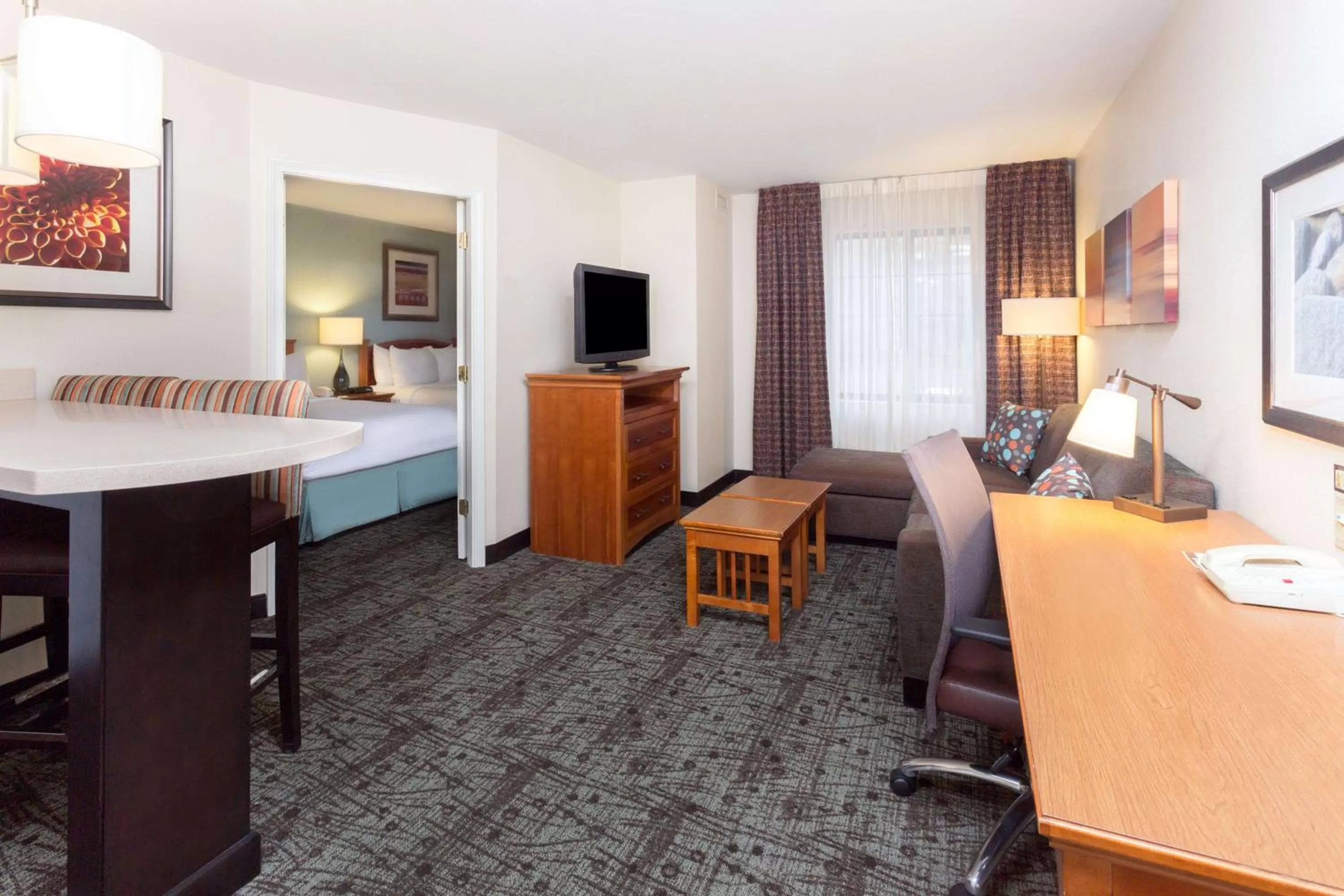 Living room, Bed in Sonesta ES Suites Atlanta Perimeter Center