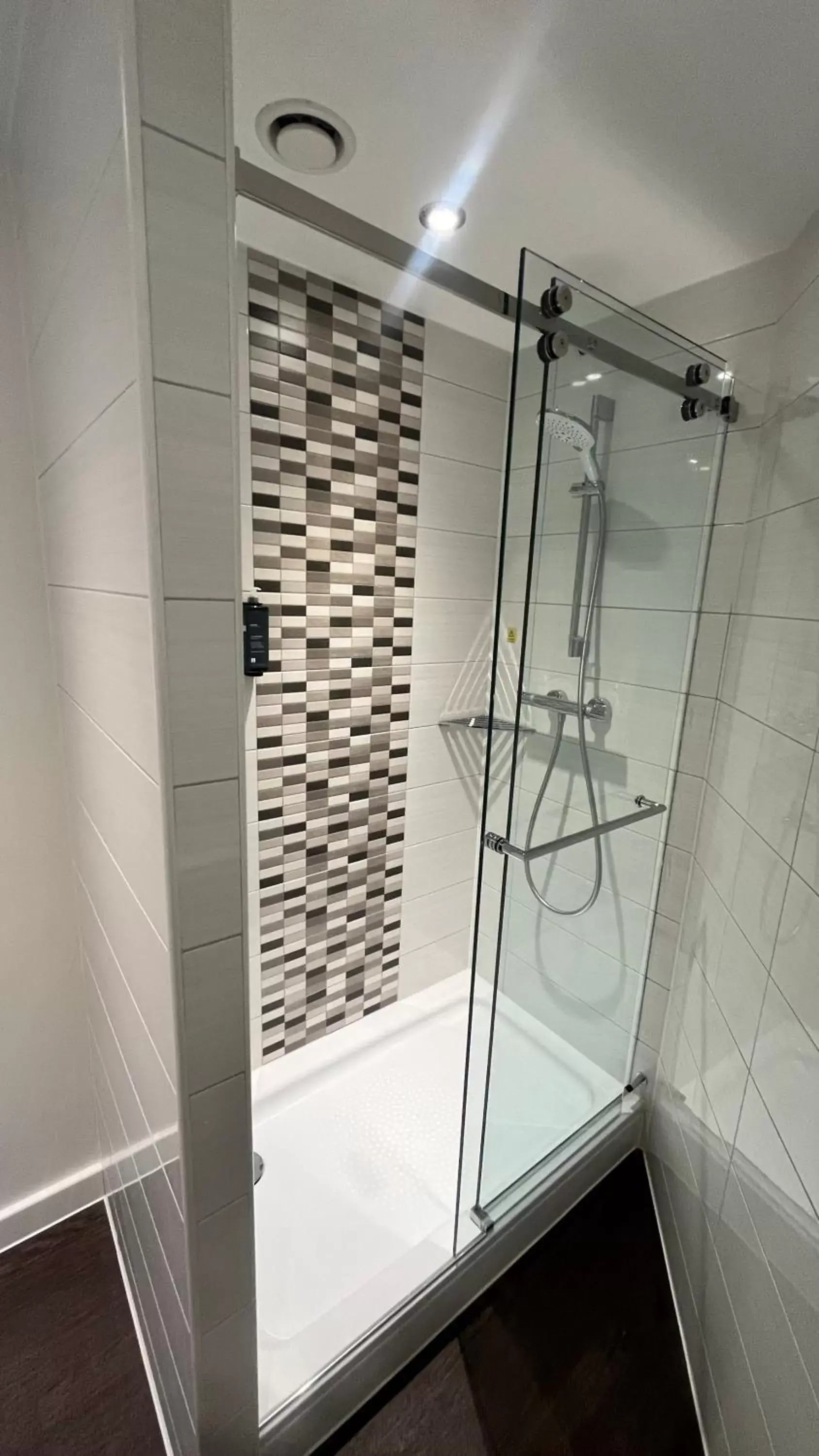 Shower in Maldron Hotel Finsbury Park, London Shower in Maldron Hotel Finsbury Park, London