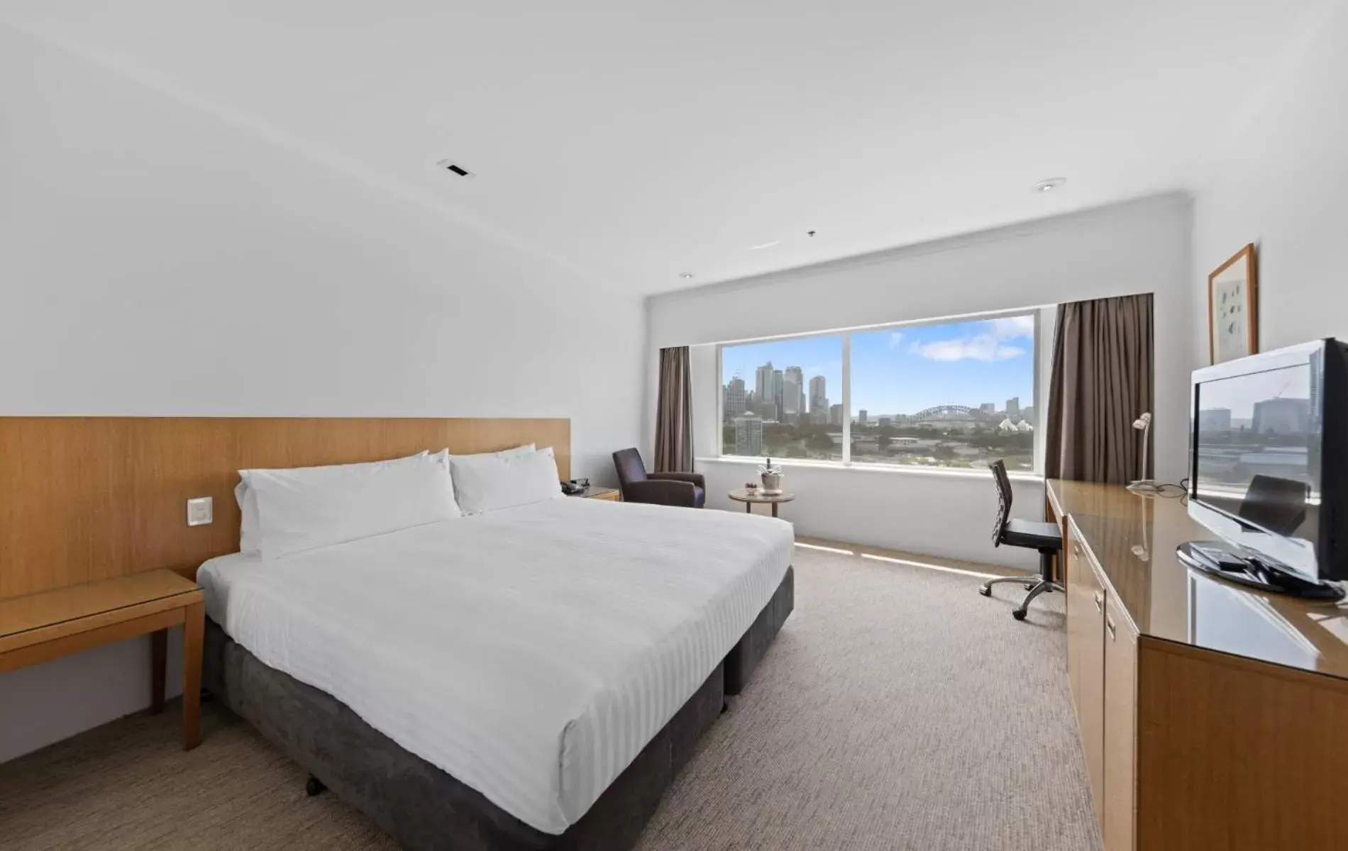 Guests, Bed in Holiday Inn Sydney Potts Point Guests, Bed in Holiday Inn Sydney Potts Point