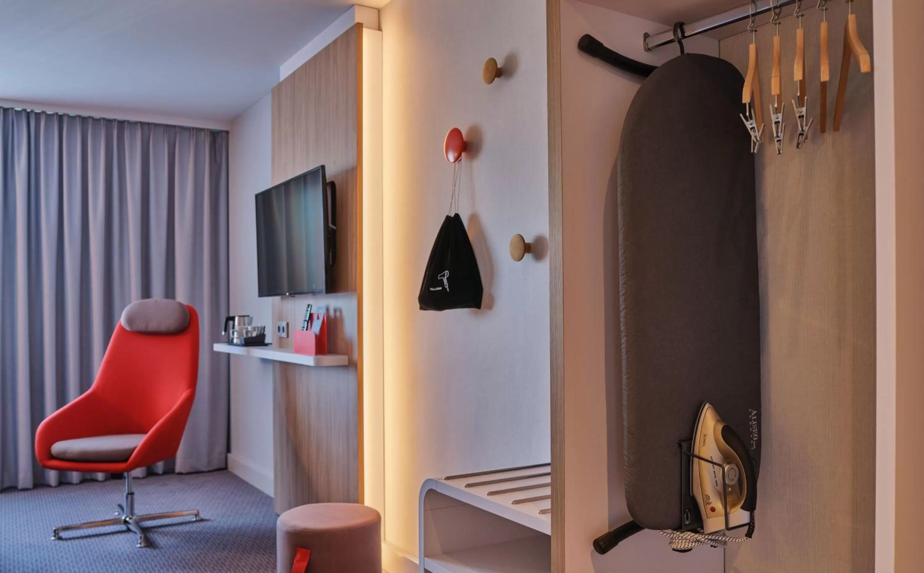 Photo of the whole room in Holiday Inn Express Cologne Muelheim by IHG