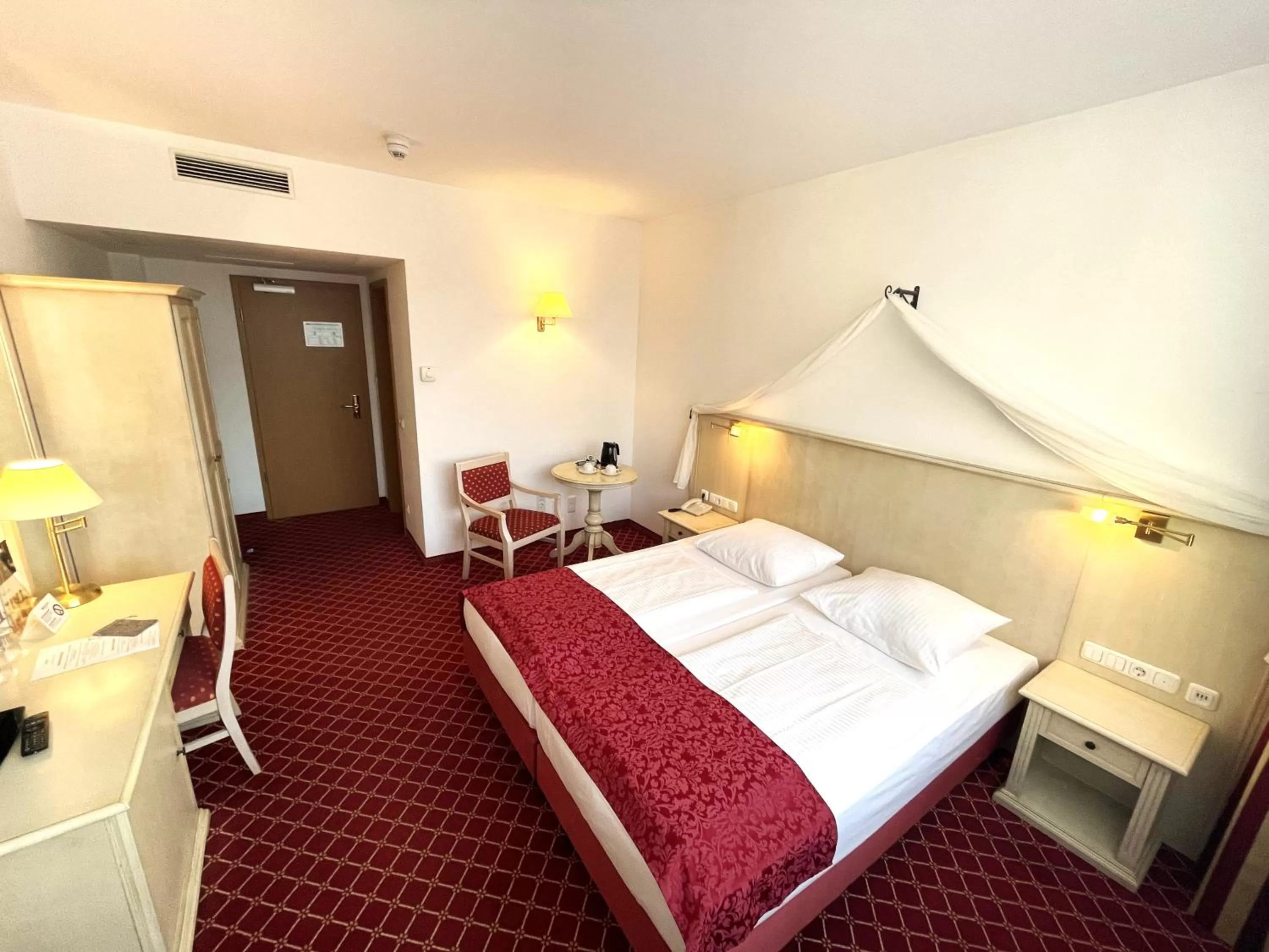 Bed in Hotel Chateau Kurfürstendamm